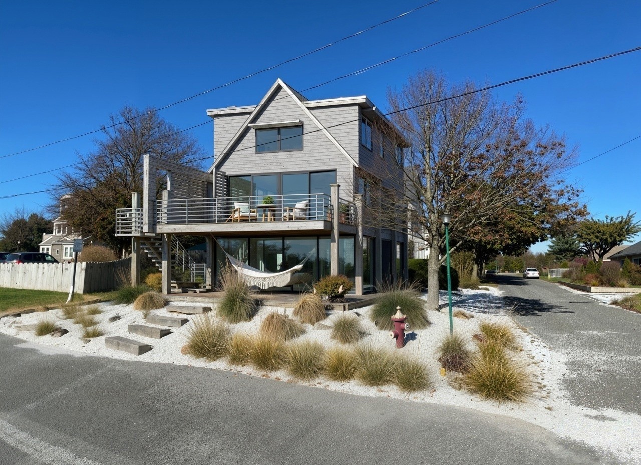 coastal-flood-resilient-raised-house-chatham-ma-summer-cedar-modern-mava-balcony-minimal