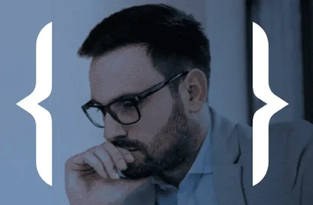 Gestor analisando dados de atendimento com a plataforma Milvus