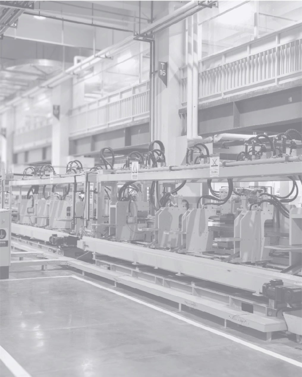 Die helle und geräumige Produktion zeigt fortschrittliche Roboter, die automatisierte Montage ausführen.