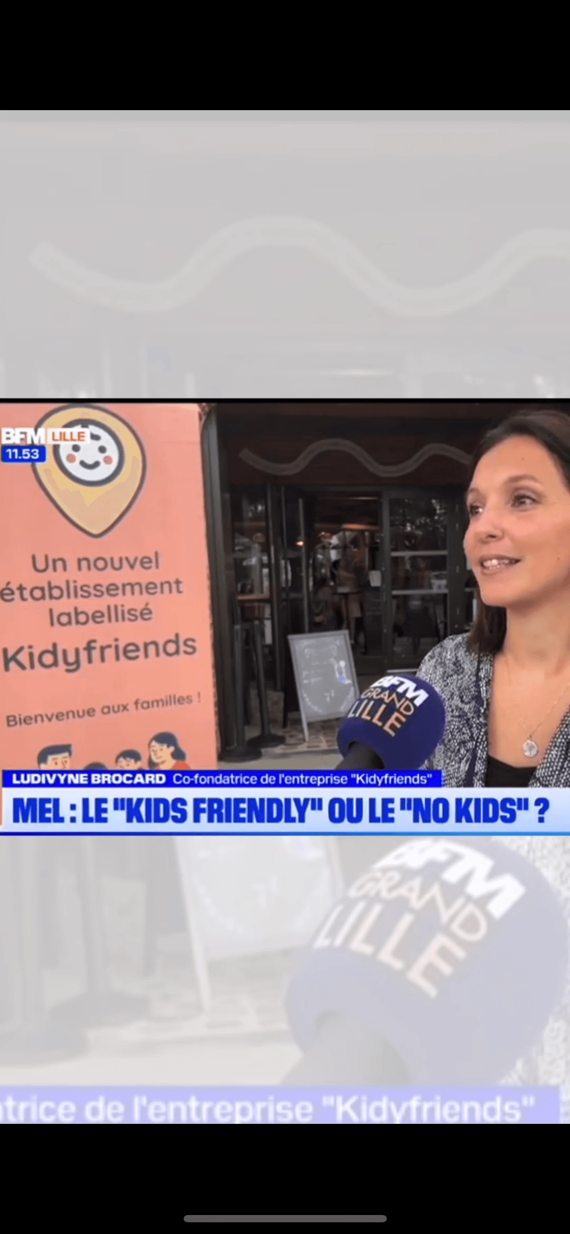 Un enfant et son père qui jouent