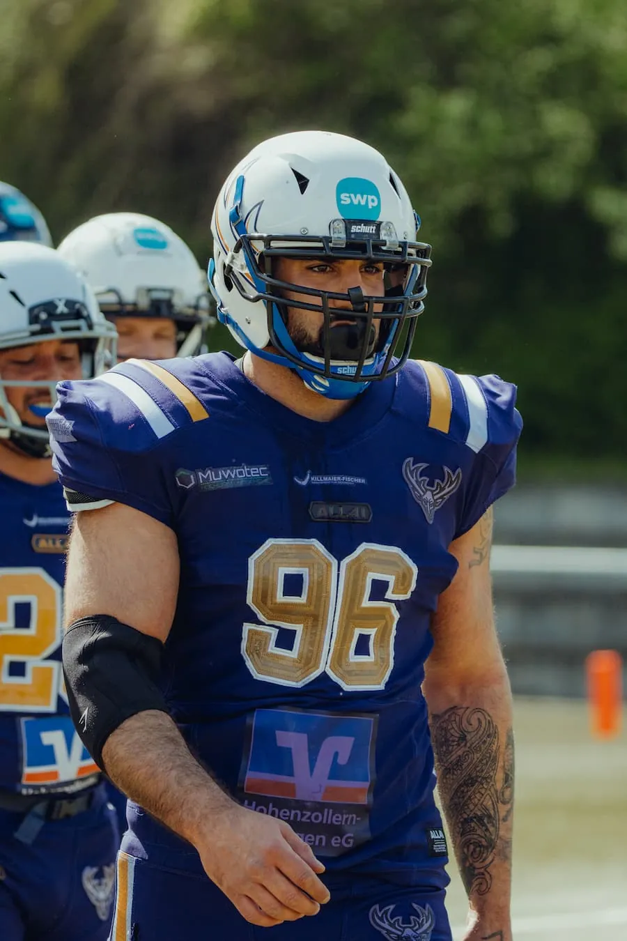 Nahaufnahme eines bärtigen Linemans der Bucks im blau-goldenen Trikot mit der Nummer 96.