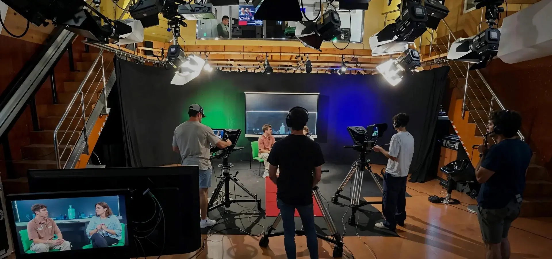 Alumnos del Ciclo de Realización de Proyectos Audiovisuales durante unas prácticas