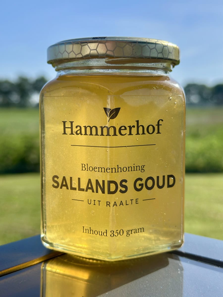bloemenhoning op tafel met natuur op achtergrond