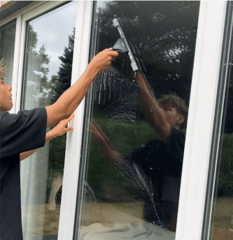 Raam zuiver maken met aftrekker