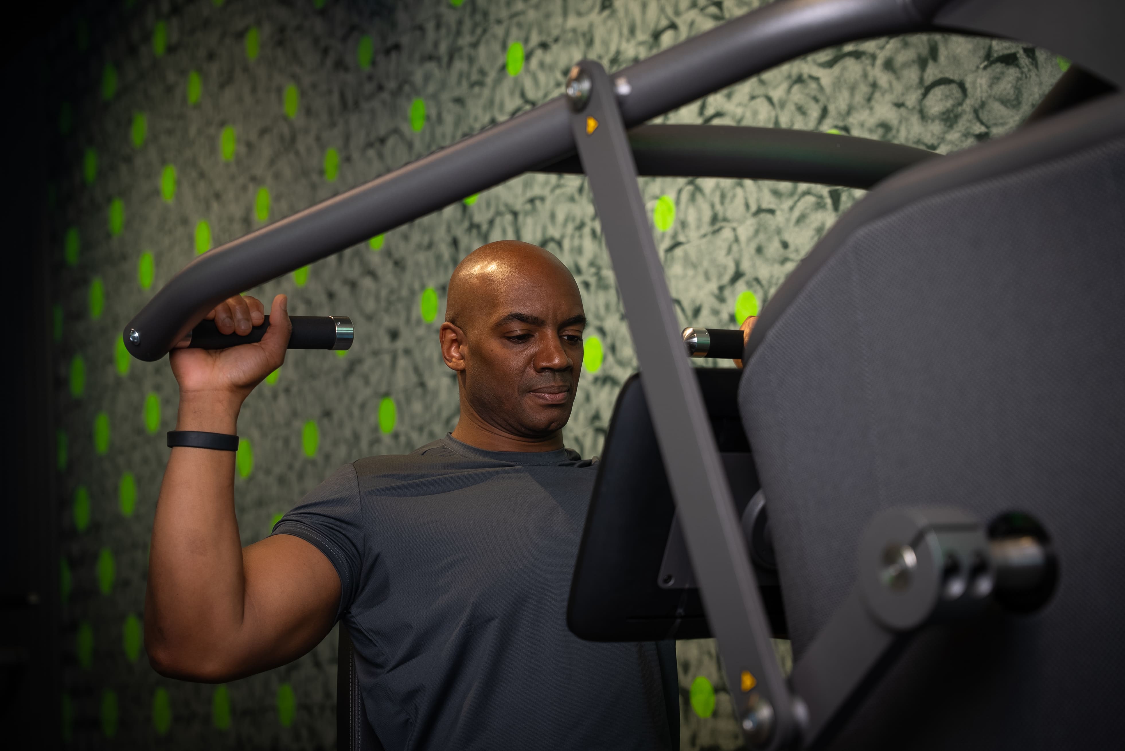 Mitglied trainiert konzentriert an einem modernen EGYM Kraftgerät im XTRAFIT Studio mit digitalem Display