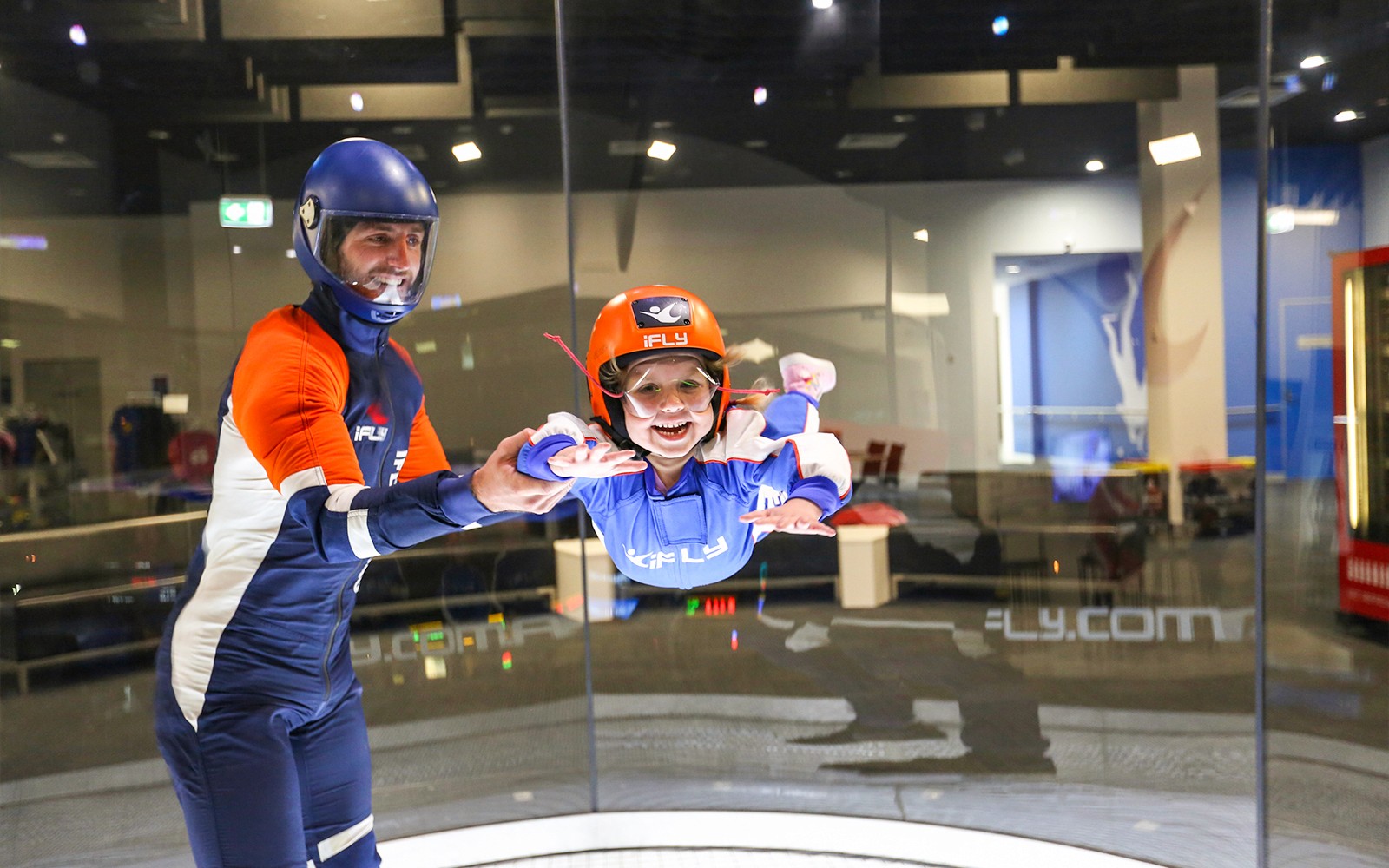 bambino con istruttore presso iFly Sydney Indoor Skydiving