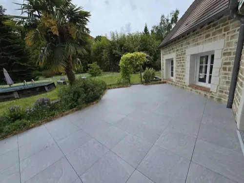 terrasse avec dalles sur plots cérames réalisée par RED France