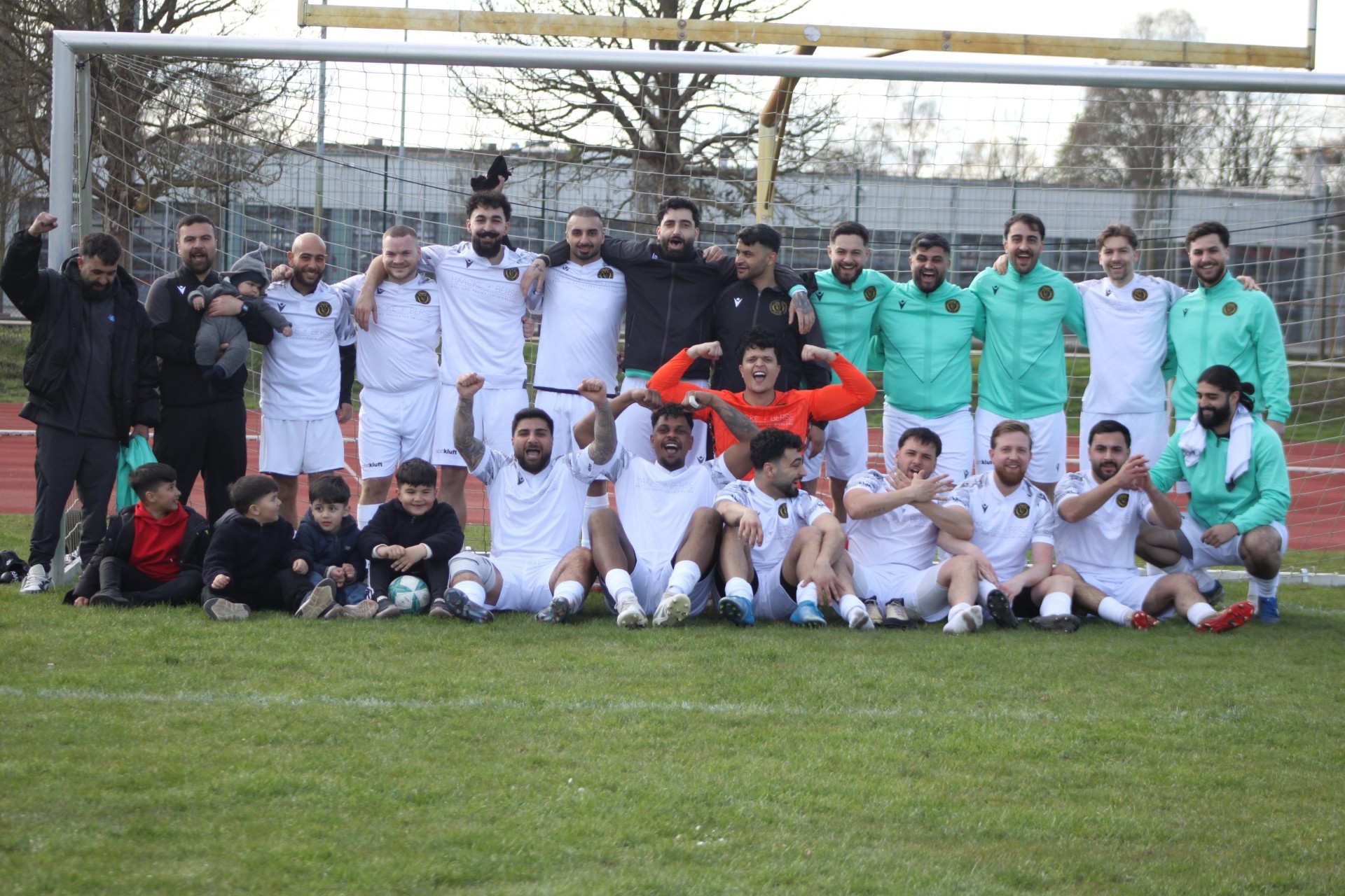 Fußballspieler von United Celle stehen im Kreis eng zusammen und schwören sich auf dem Platz ein.