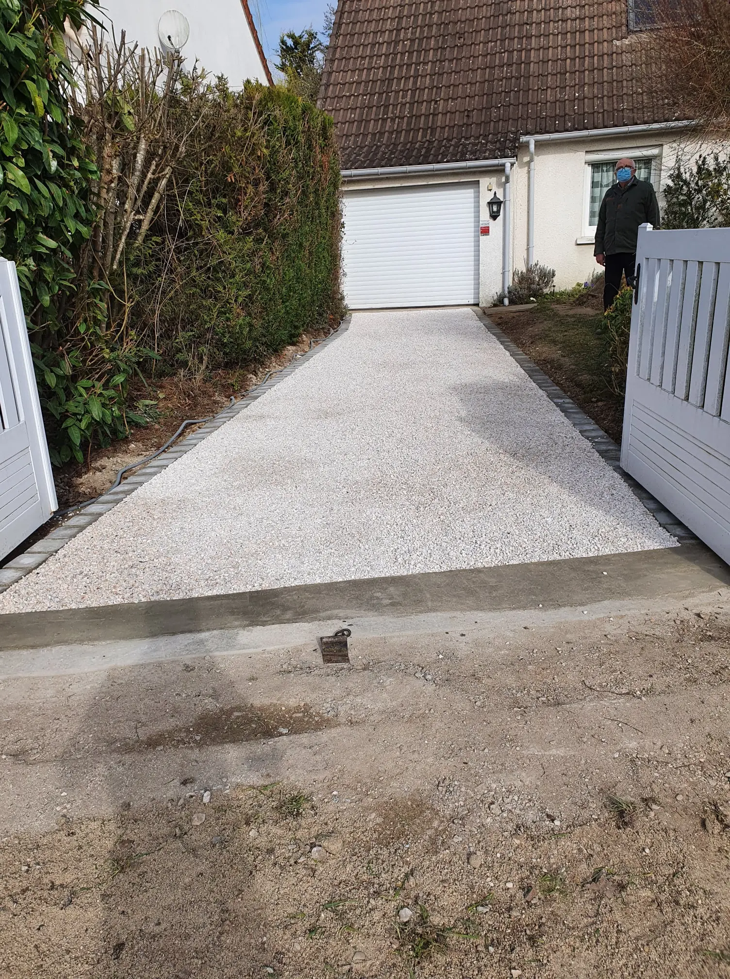 Création d'une allée en gravier et d'un portail donnant sur une maison