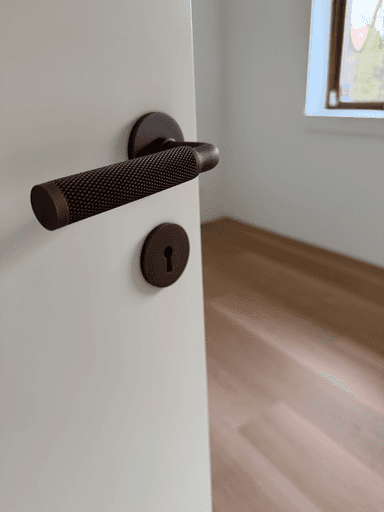 Montering af ny hvid indvendig dør med perfekt snedkerfinish