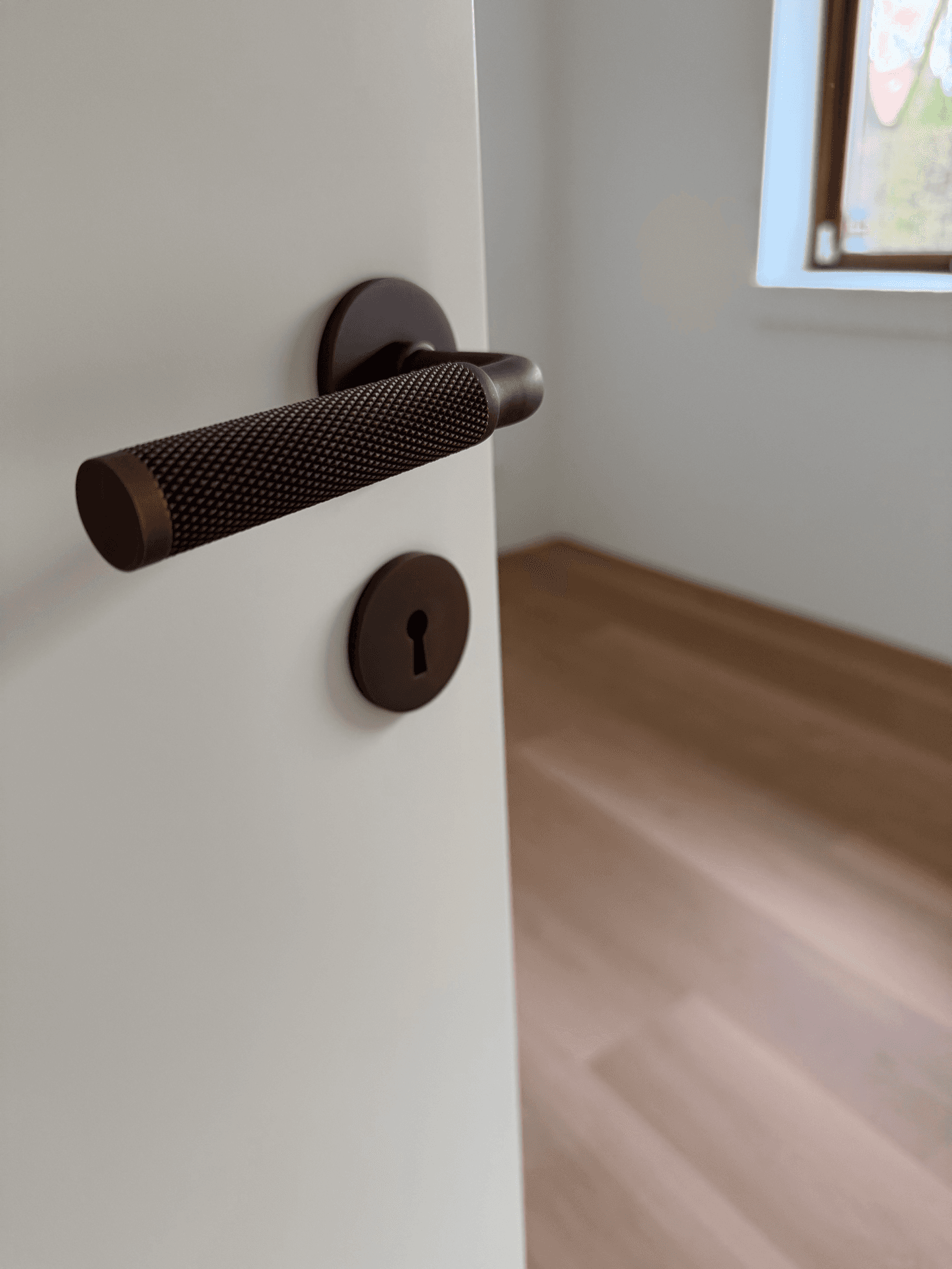 Montering af ny hvid indvendig dør med perfekt snedkerfinish