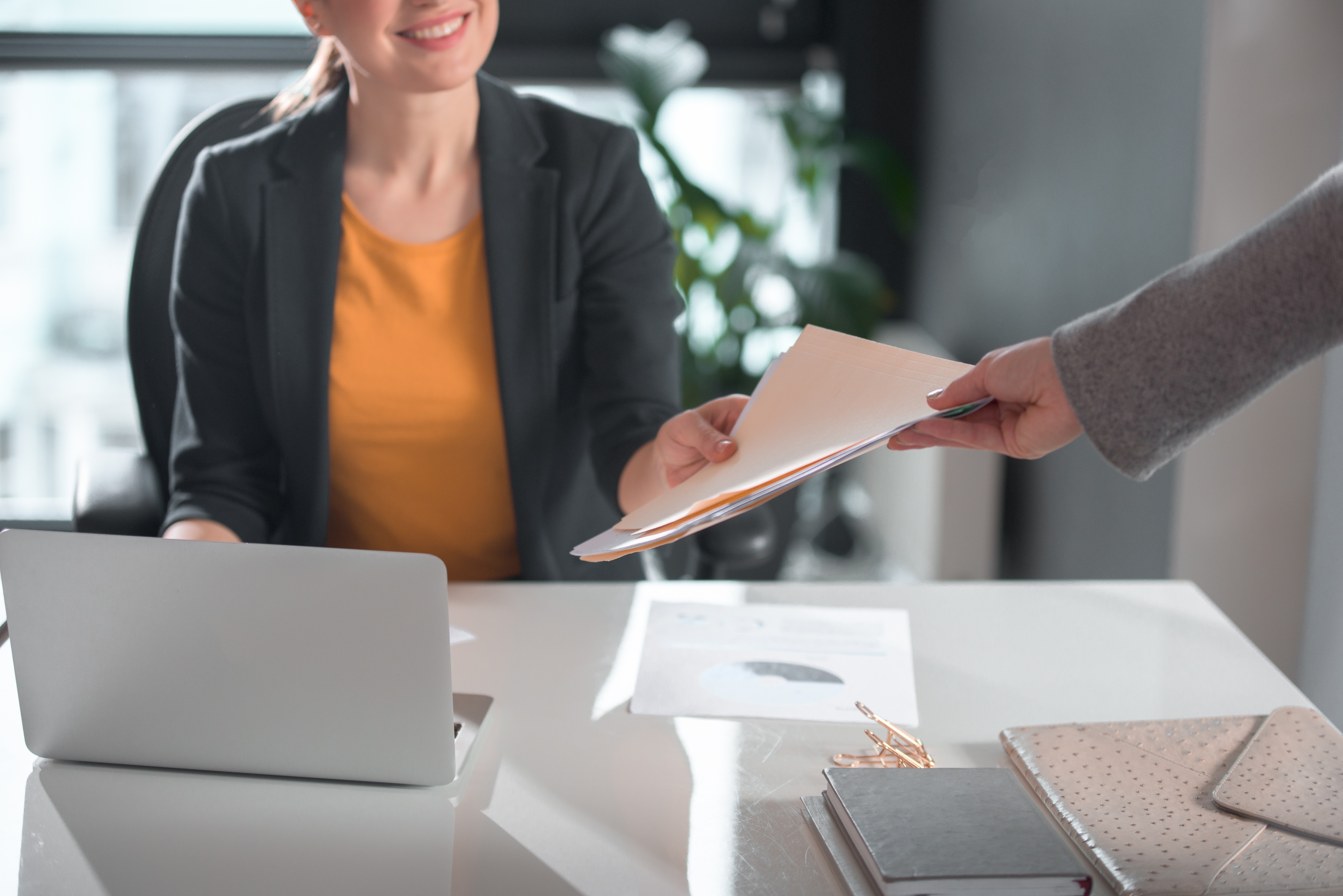 Przekazywanie dokumentów klienta do księgowej w biurze