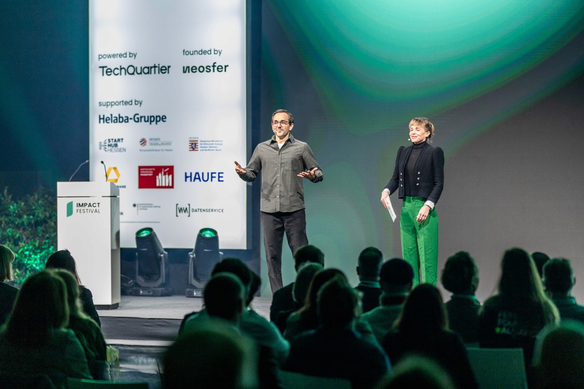 Eine Geschäftsperson wird interviewd