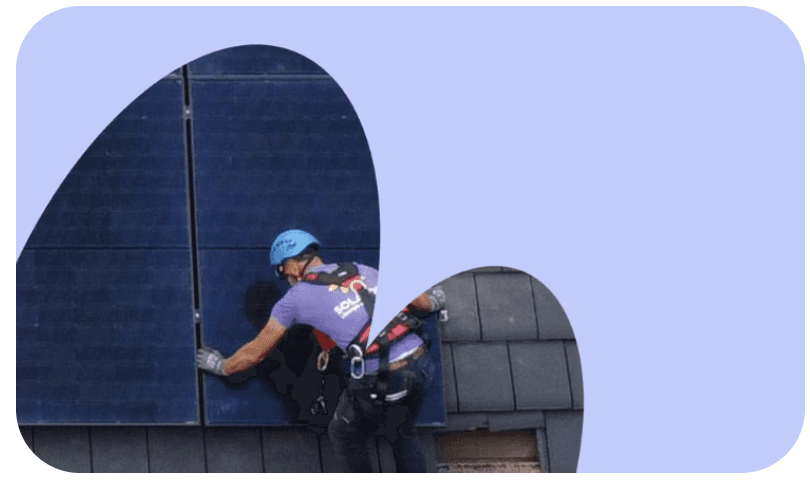 Technicien Solarock installant des panneaux photovoltaïques dans l'Hérault.