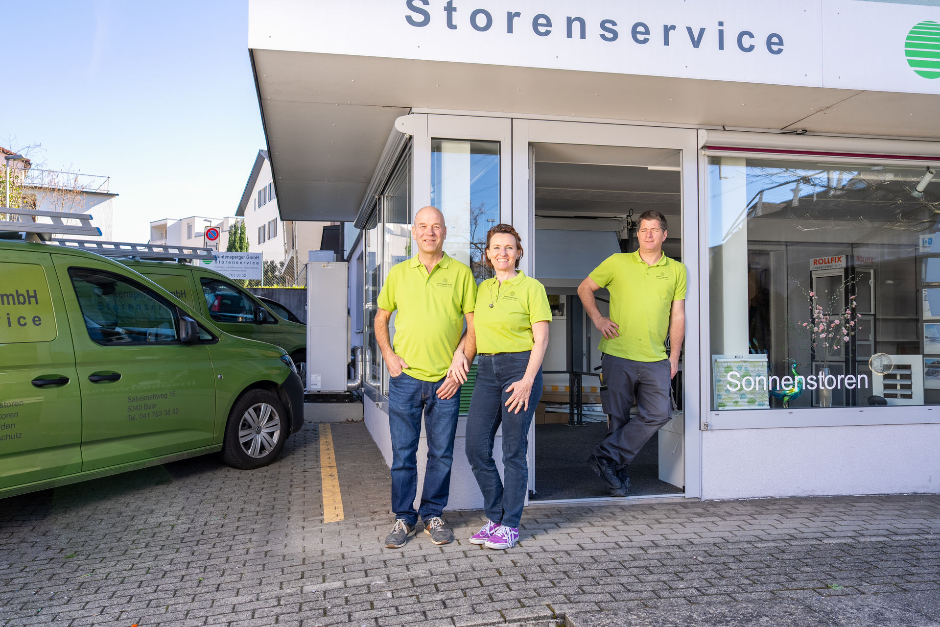 Helles Büro mit elegantem Sonnenschutz – Beratung und Kontakt bei Güntensperger GmbH Storenservice, Baar