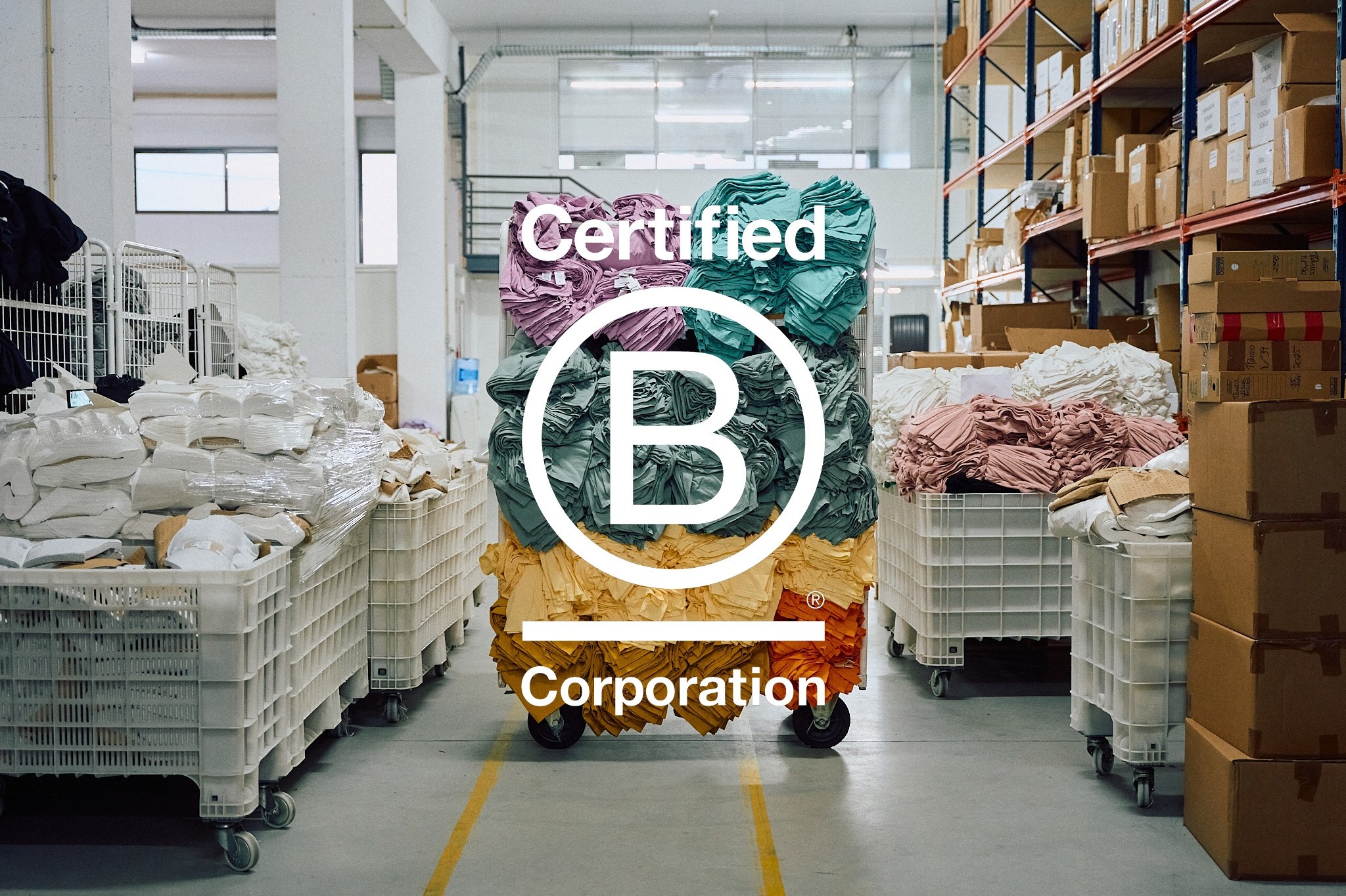 Le label B Cop de la marque Colorful Standard devant un atelier textile moderne