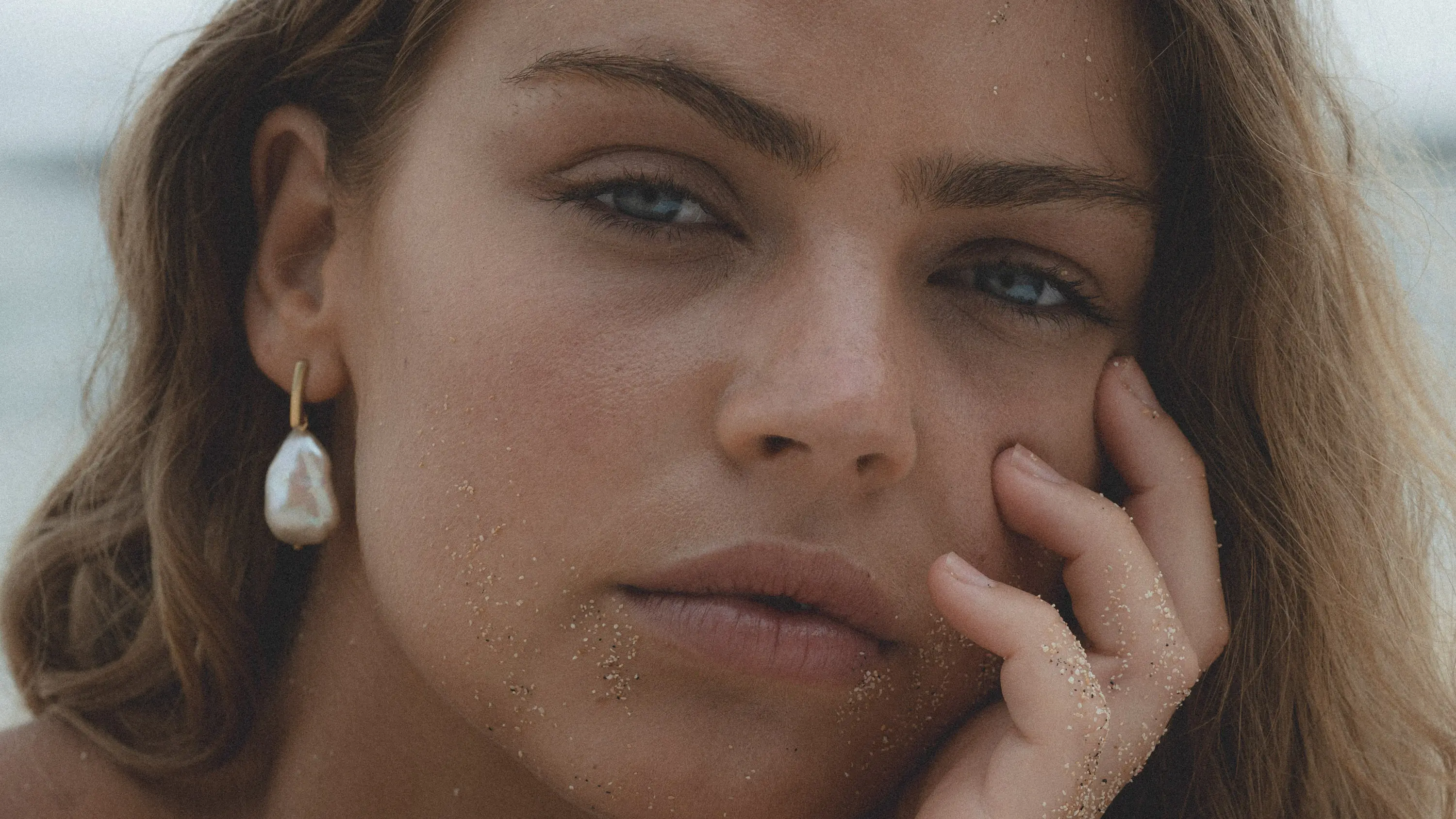 model with pearl earrings
