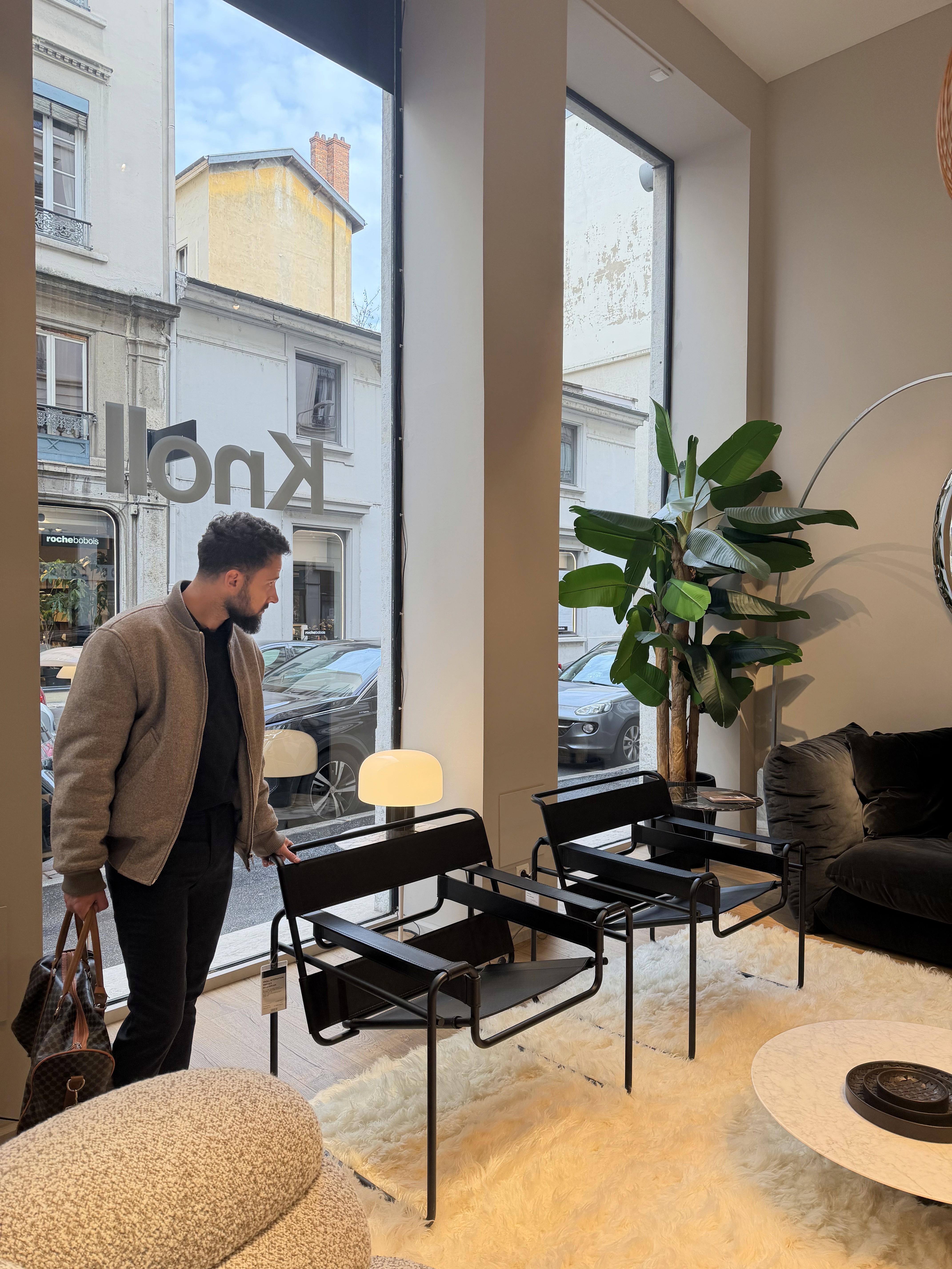 Hugo Allegre, fondateur et directeur artistique de N6 Architecture d’intérieur, en visite de projet, illustrant une approche globale et exigeante du design sur mesure.