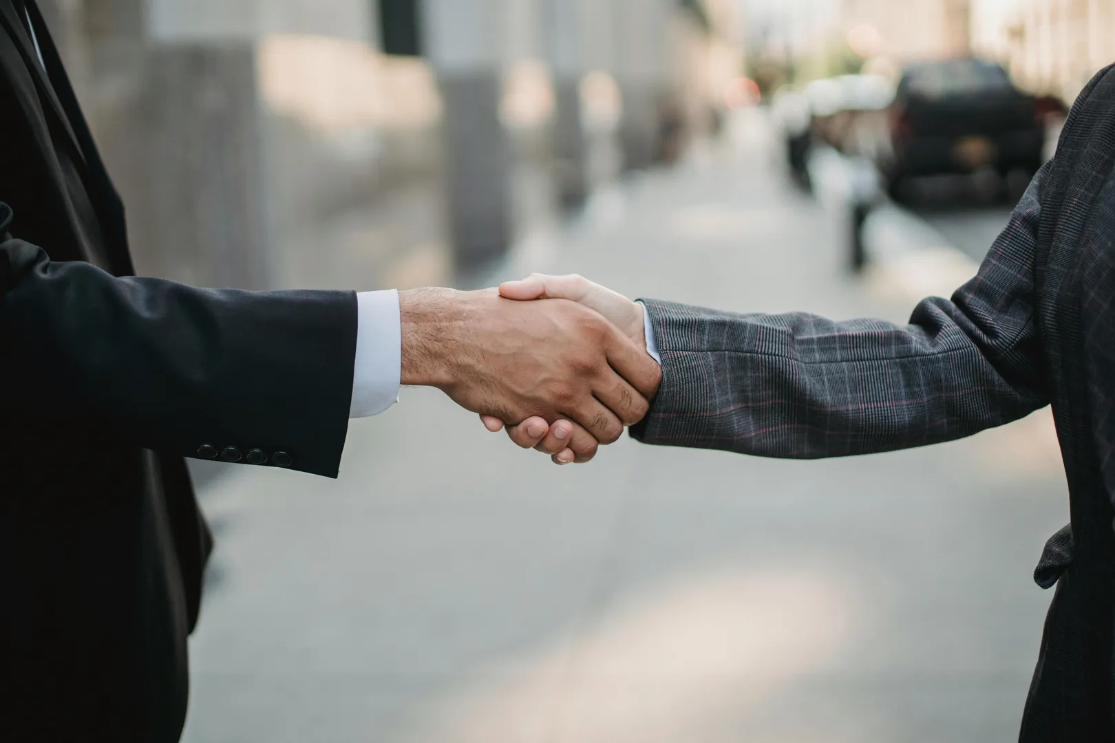 partner law firm yang sedang bersalaman sepakat