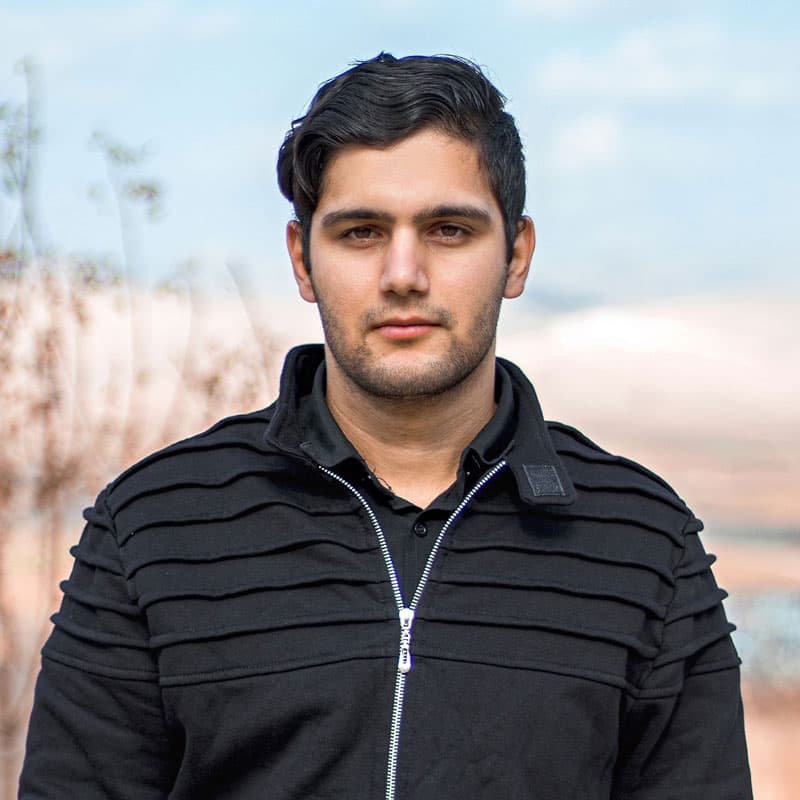 Usuario joven con expresión de calma utilizando la aplicación de salud mental ASAMEN en su smartphone, ilustrando una experiencia de navegación intuitiva y sin estrés.