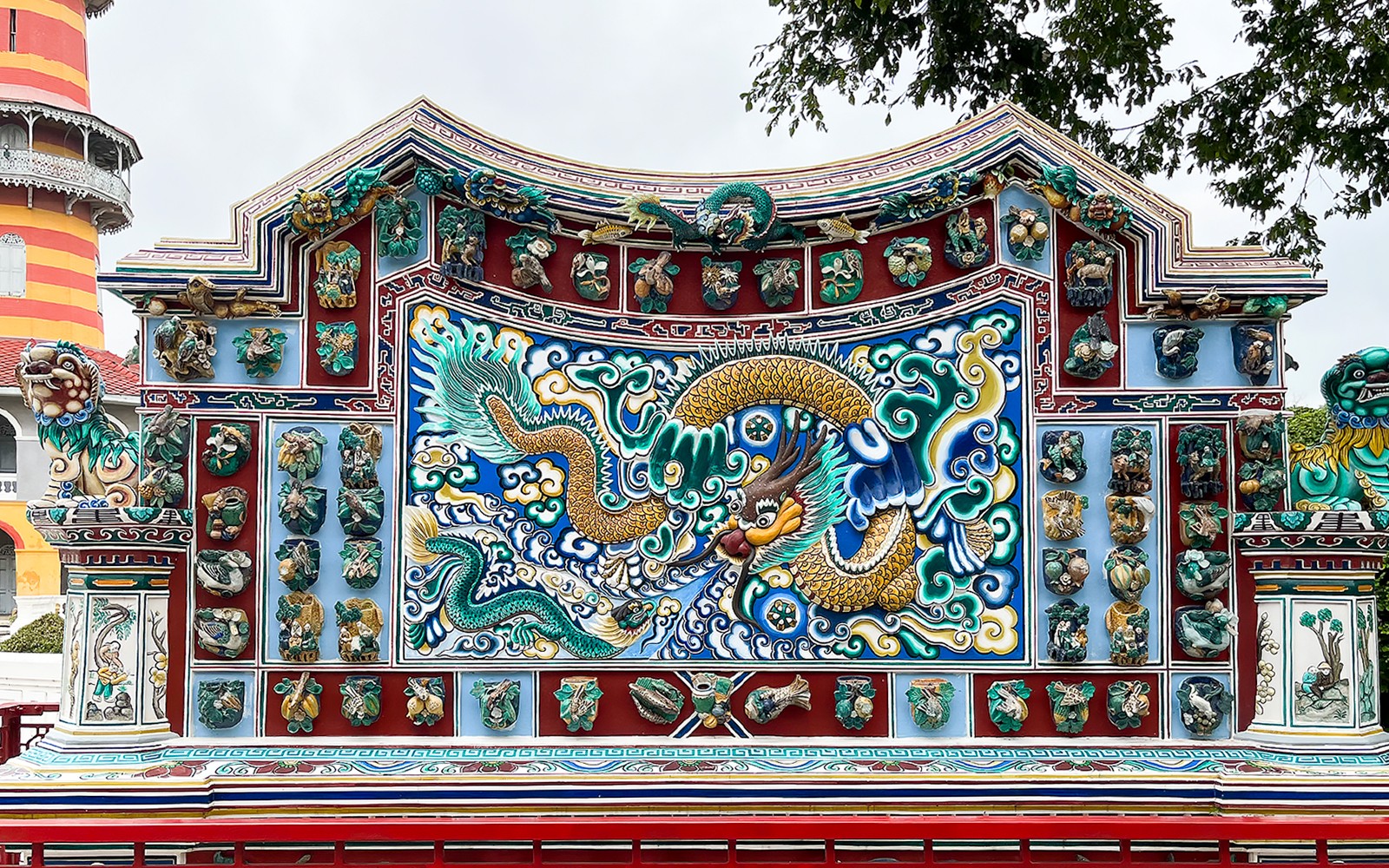 Udsmykket dragemosaik ved Bang Pa-In Palads, Ayutthaya-tur.