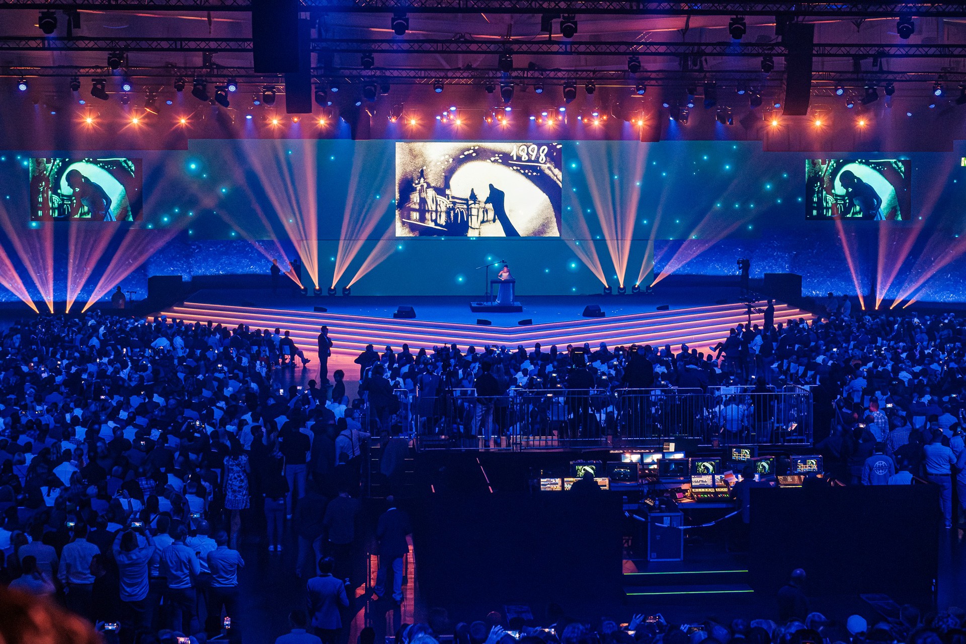 Wettkampfhalle mit vielen Fans und blauer Beleuchtung