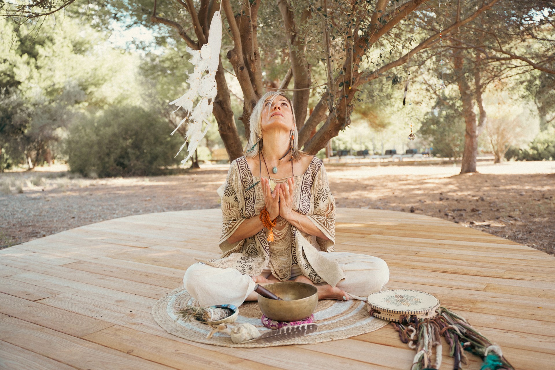 mujer meditando