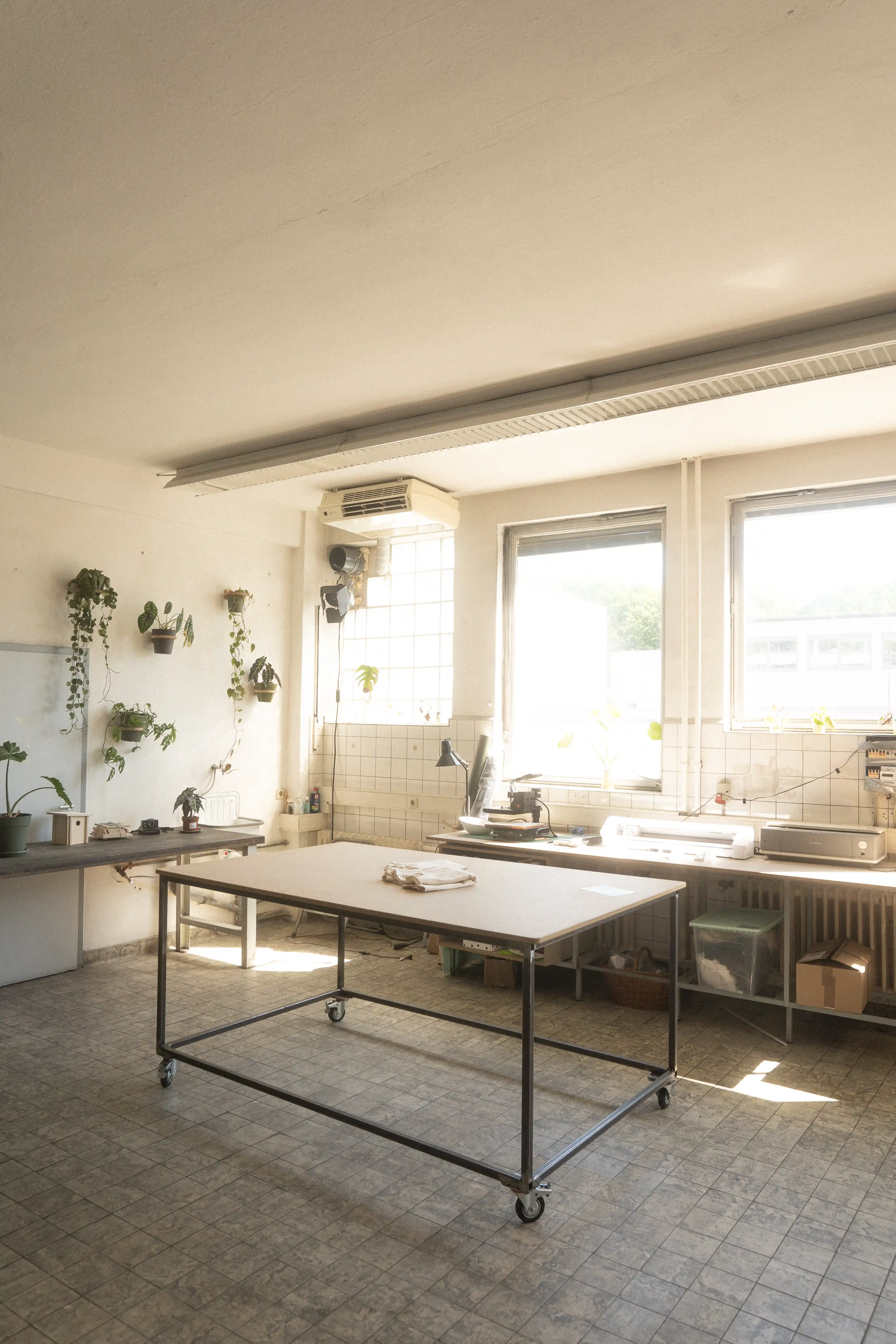 Wellen-Akustiklampe an der Decke montiert, effektive Raumakustik und modernes Design