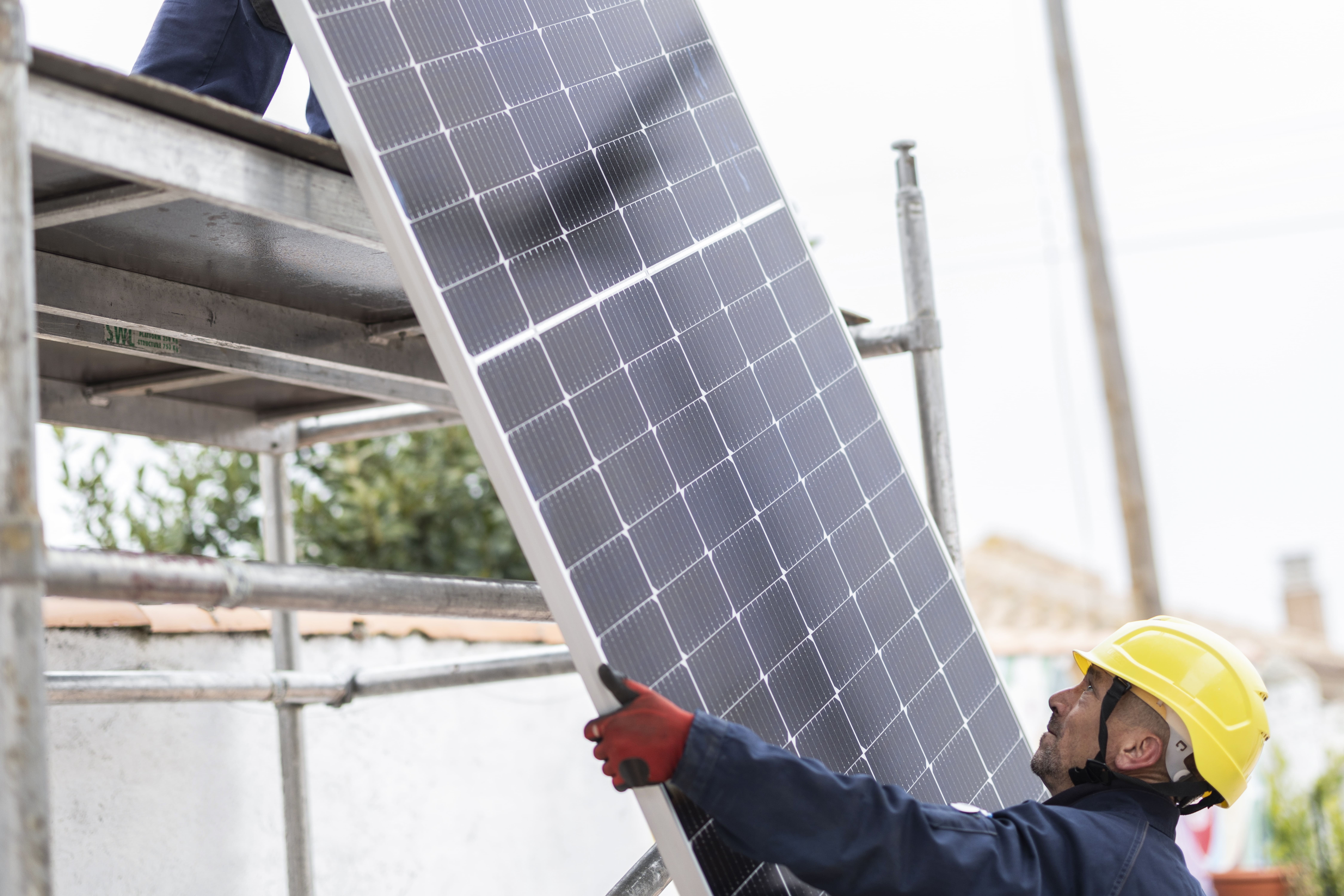instaladores-con-paneles-solares