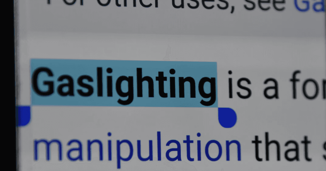 palavra gaslighting destacada em busca na web