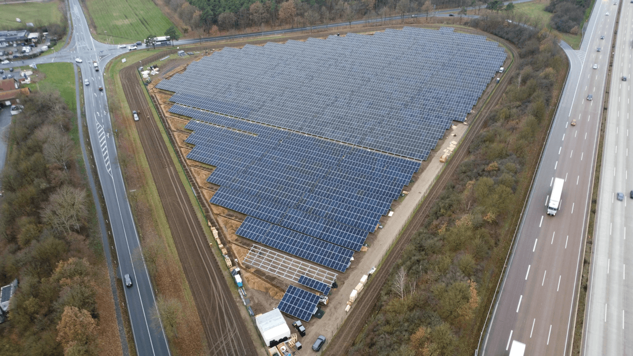Elektrofahrzeuge werden auf einem Parkplatz aufgeladen.