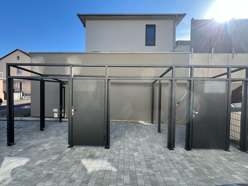 Grundgerüst für eine Überdachung mit Türen. 