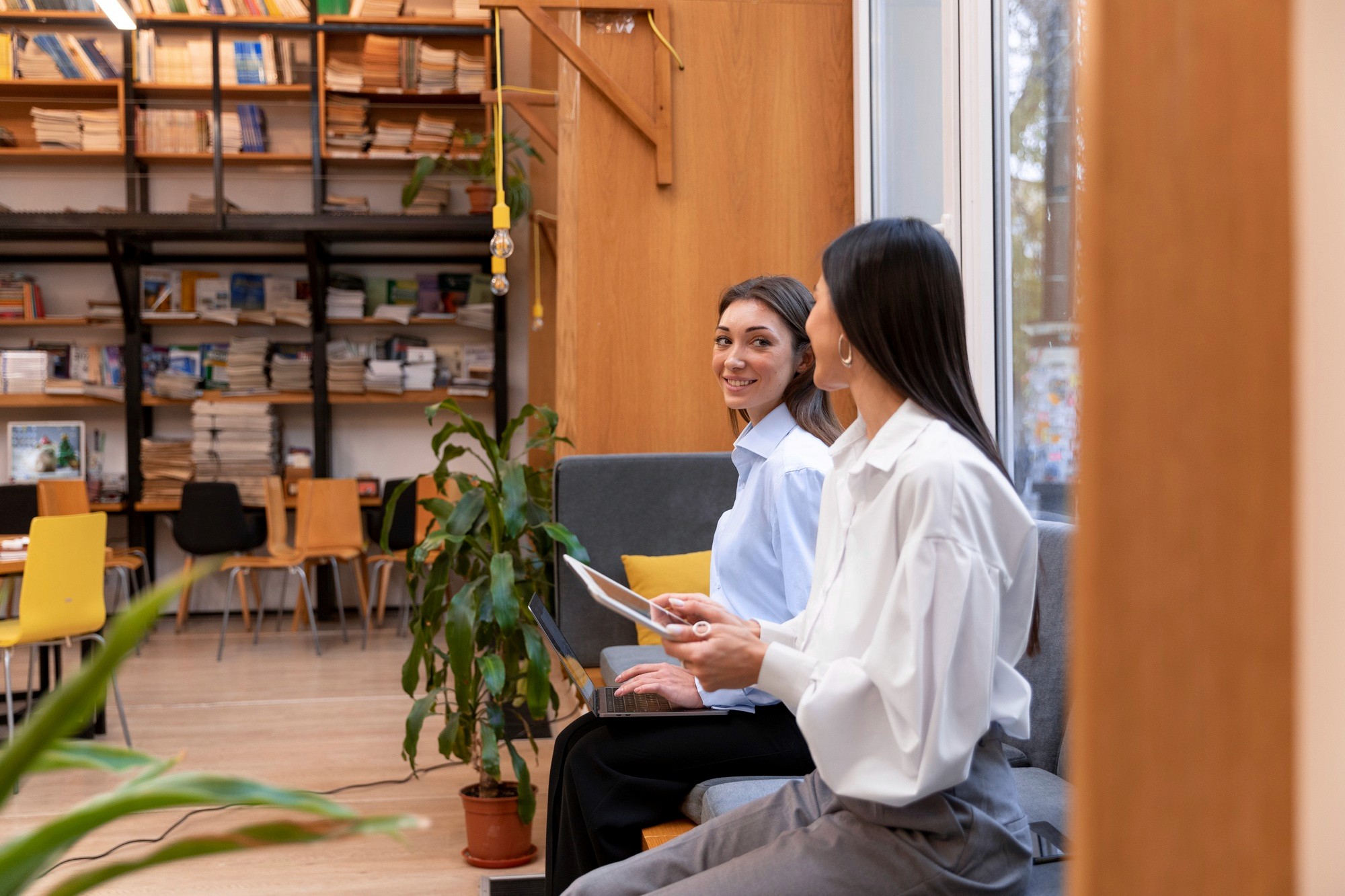 結合藝術空間概念的香港辦公室設計裝修，打造現代化機場企業協作區與員工休息室 (Hong Kong office interior design with art space concept for airport corporate collaboration area)