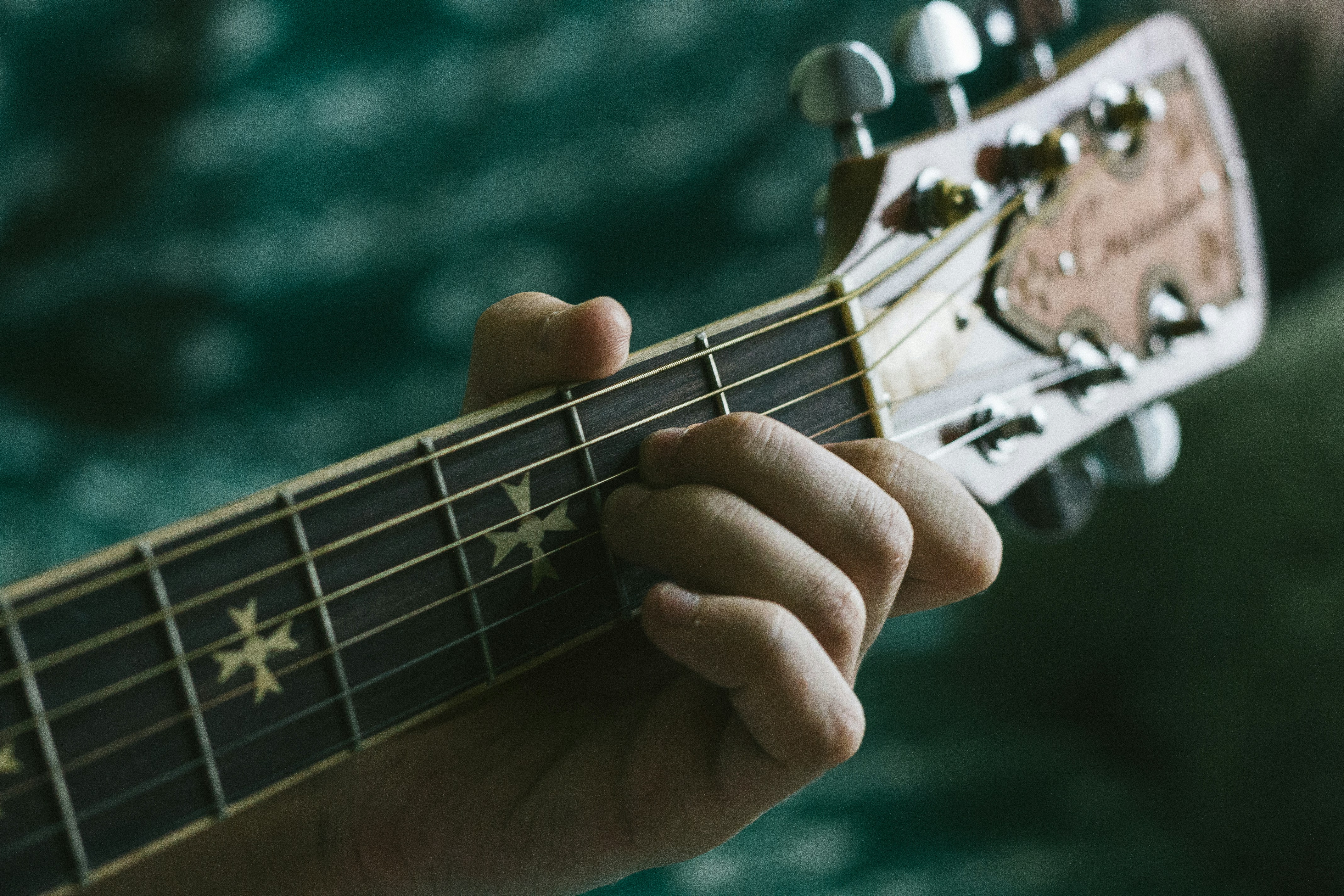Man fretting guitar chord
