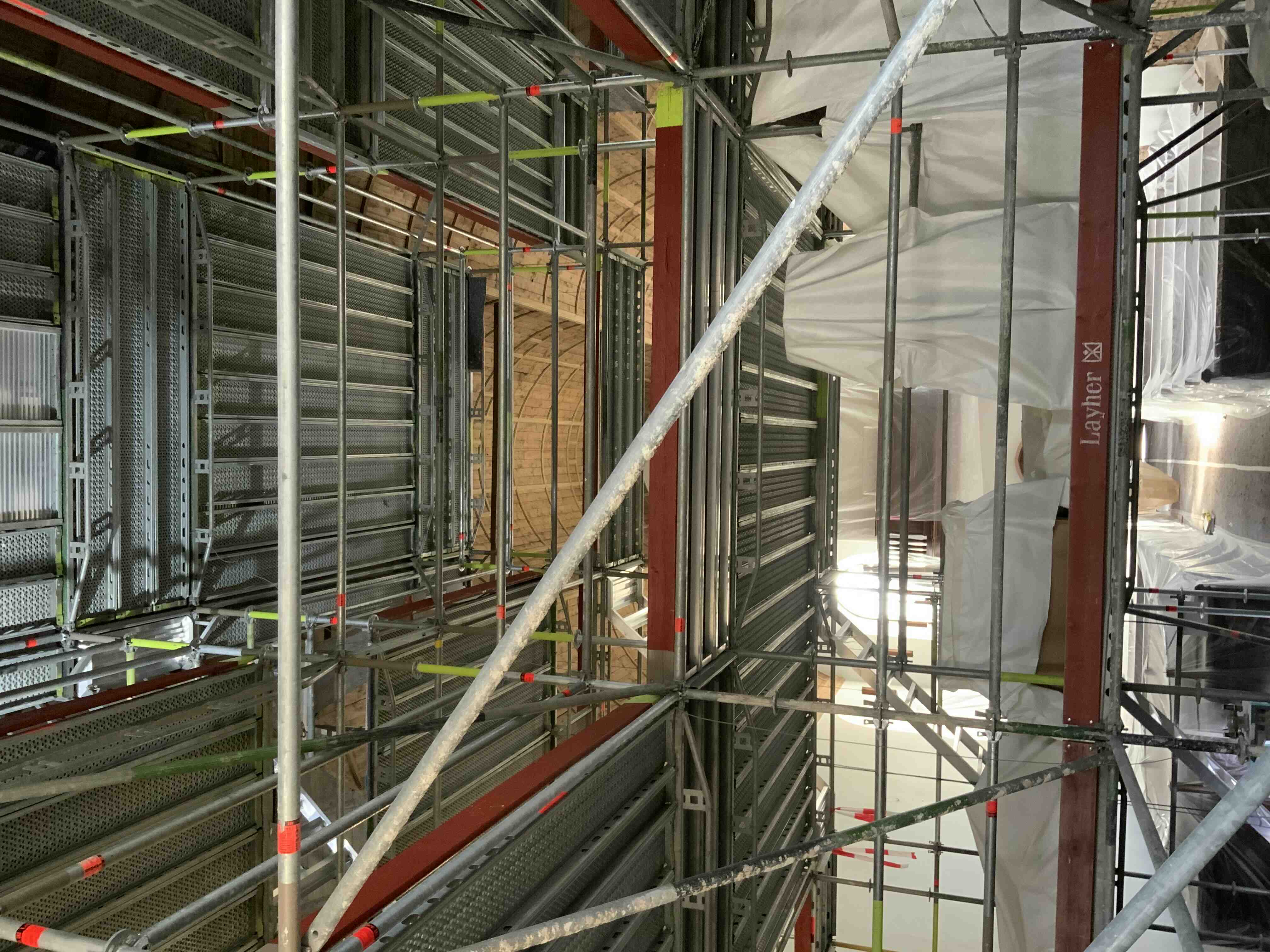 Fuchs Gerüstbau Eisingen Sparkasse Innenausbau Innenraumgerüst Ampferbach Katholische Kuratiekirche Sanierung Tonnengewölbe Innengerüst