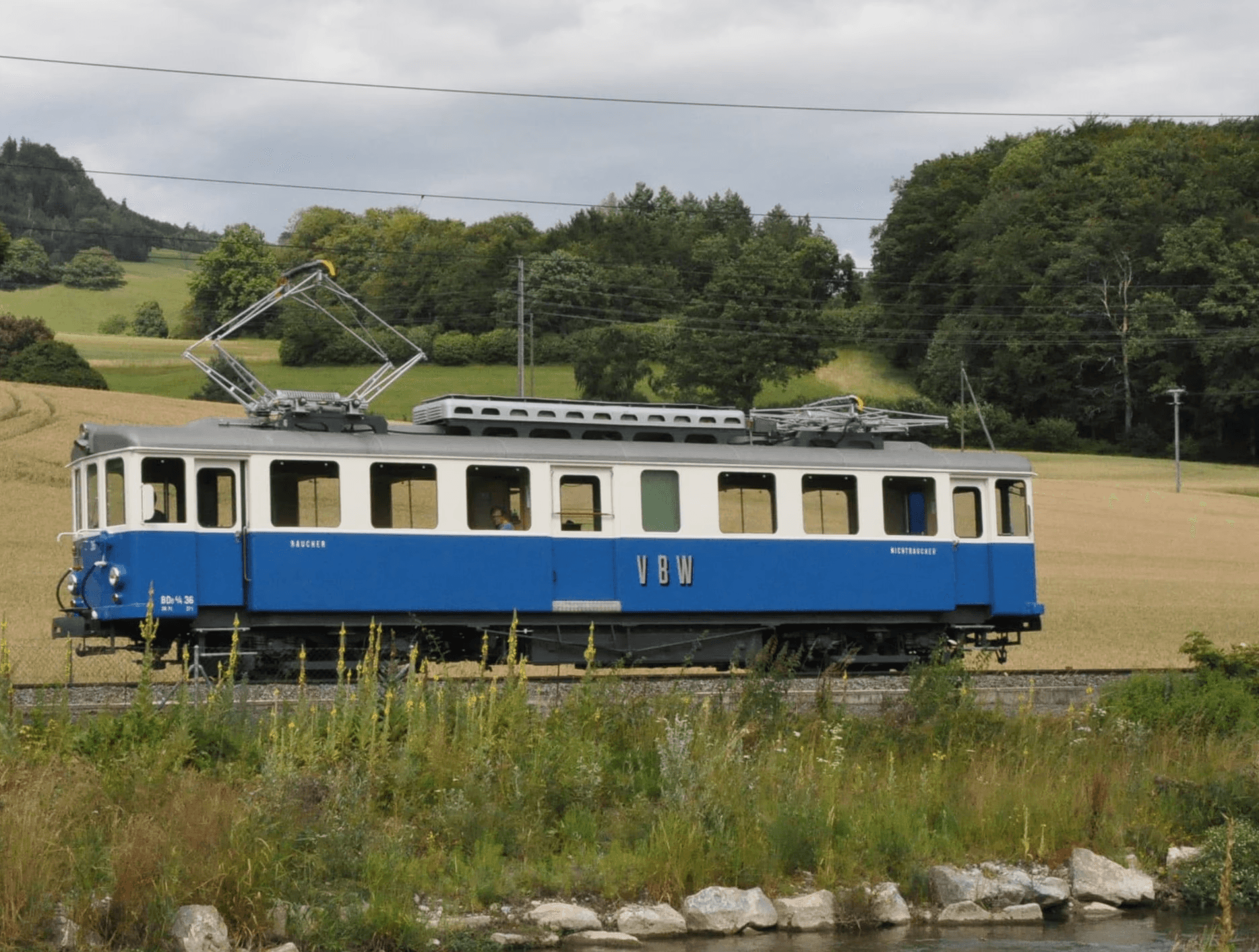 Das Blaue Bähnli unterwegs auf einem ländlichen Streckenabschnitt vom RBS.
