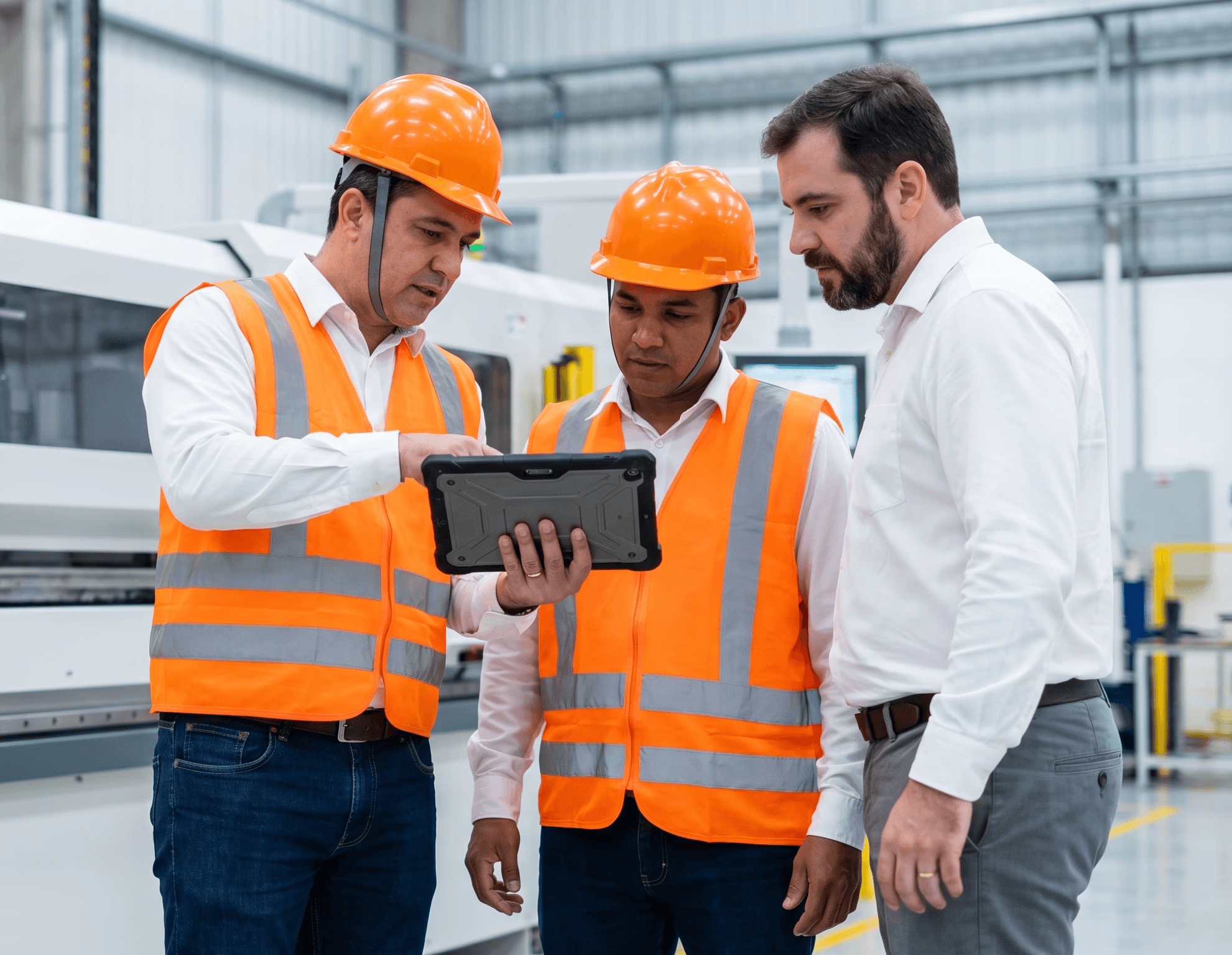 produtor rural em uma lavoura, mexendo em um tablet