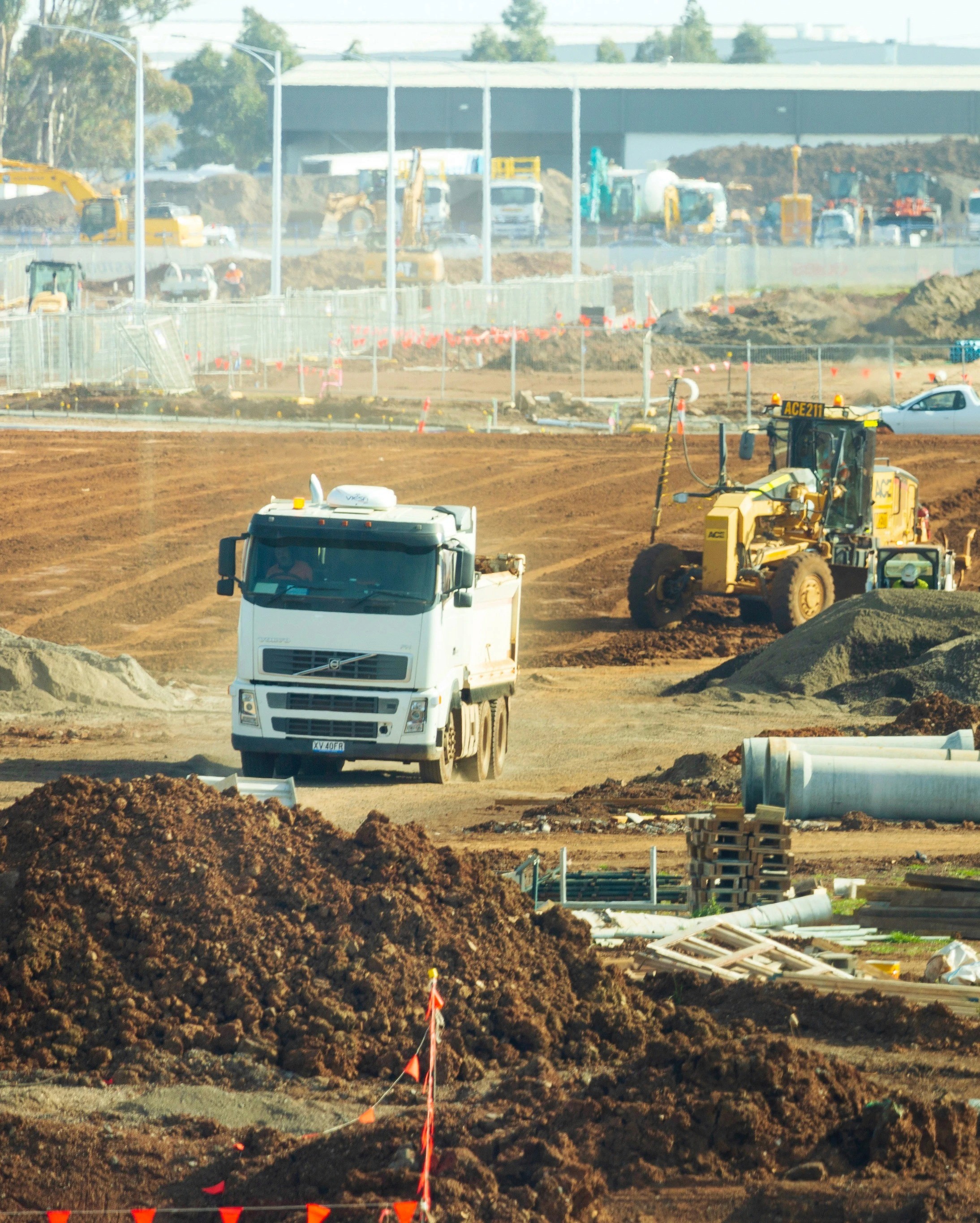 Camion-benne et engins de terrassement sur un chantier BTP, géolocalisés et suivis avec Fleeti