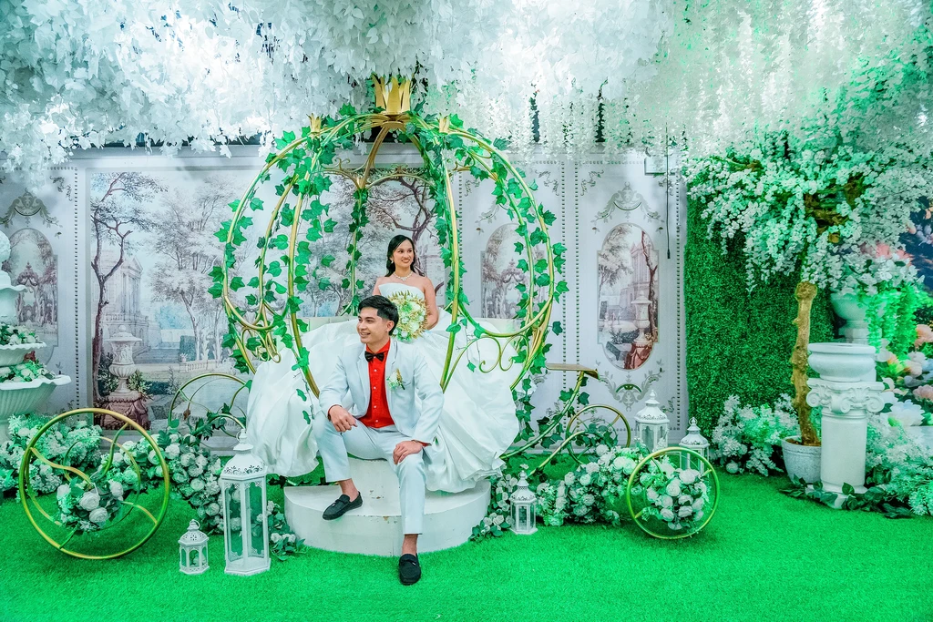 Couple seated on the garden throne at Celestia Hall, Stalla Suites QC