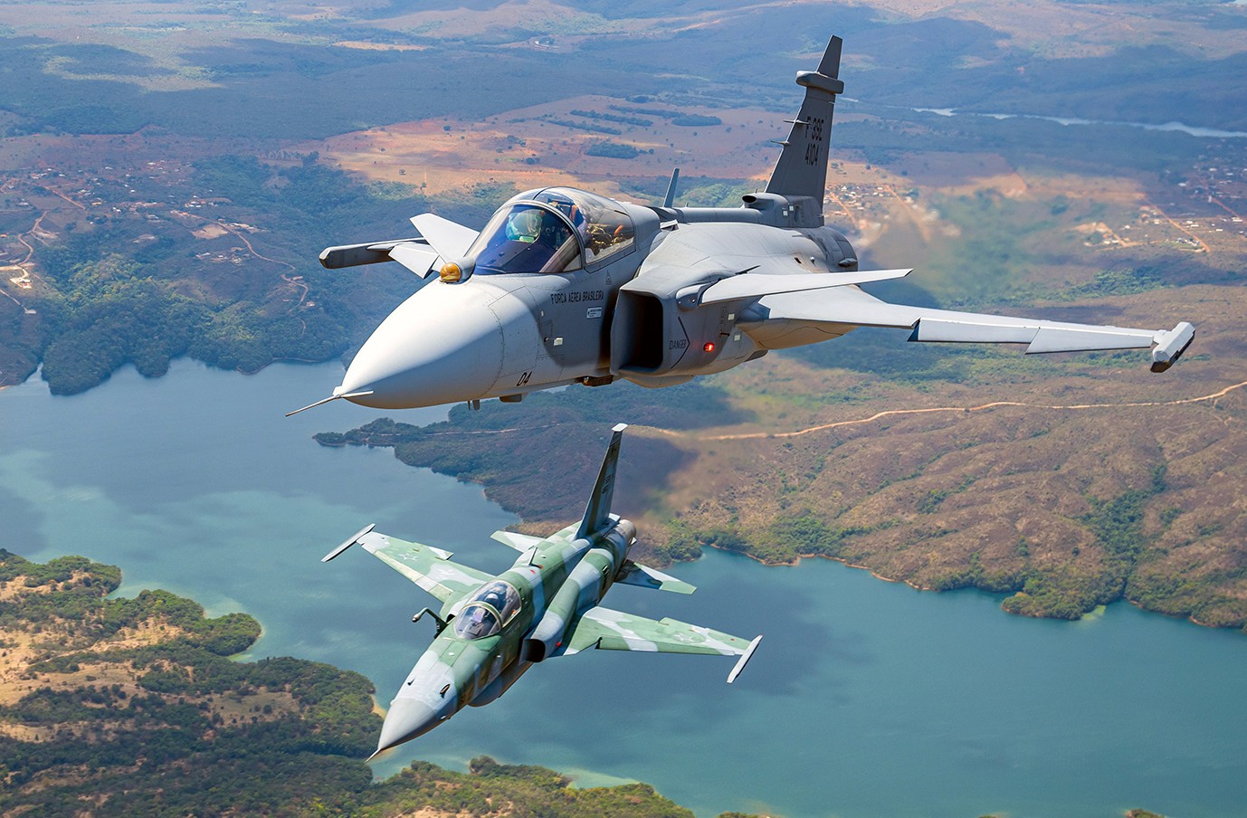 Dois aviões da Força Aeria Brasileira voando.