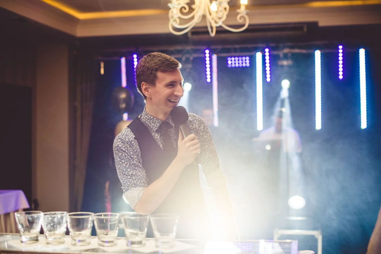 Pokaz barmański jako wyjątkowa atrakcja na weselu z mobilnym barem.