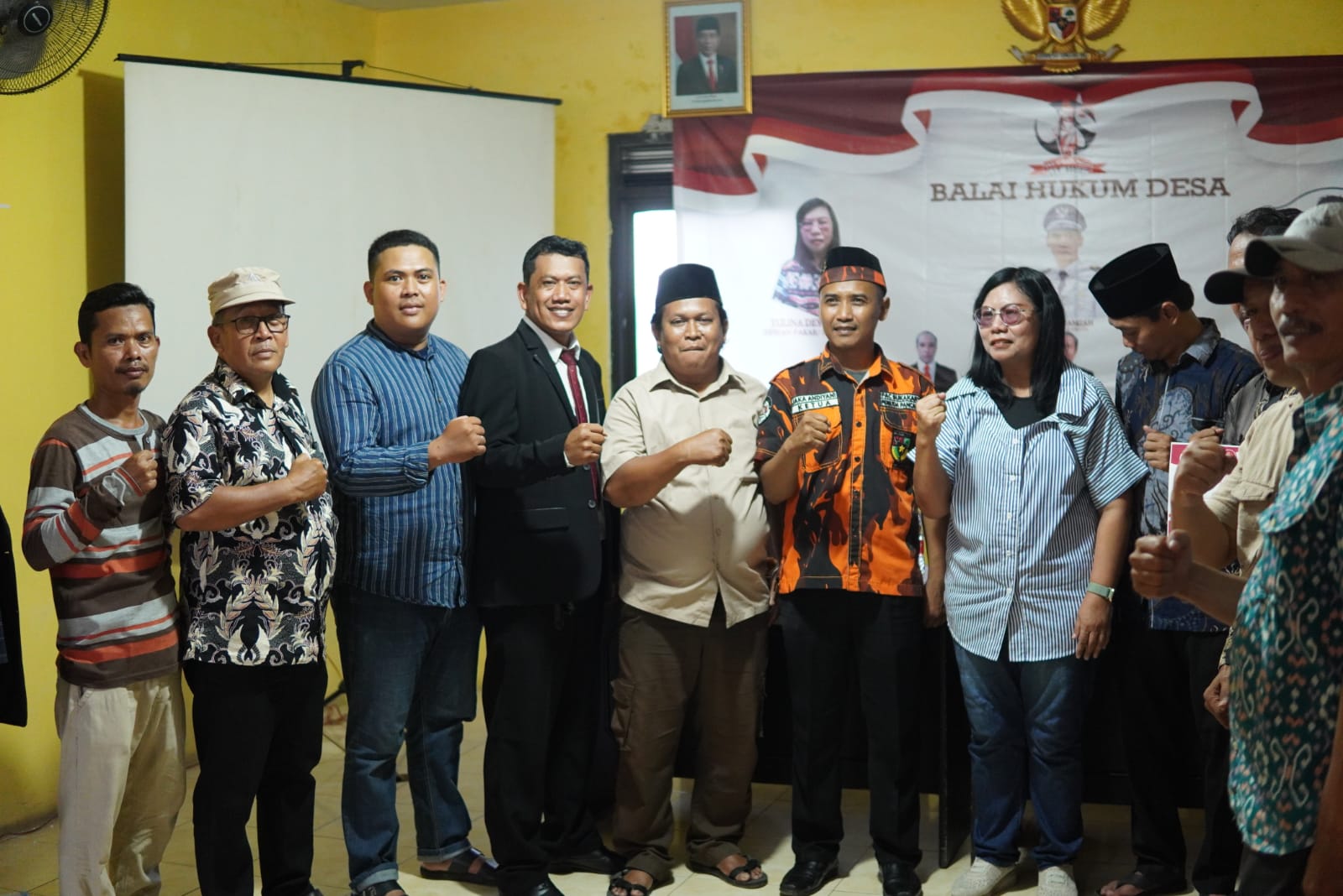 Direktur LBH AMPUH bersama dengan perangkat desa Sukajadi