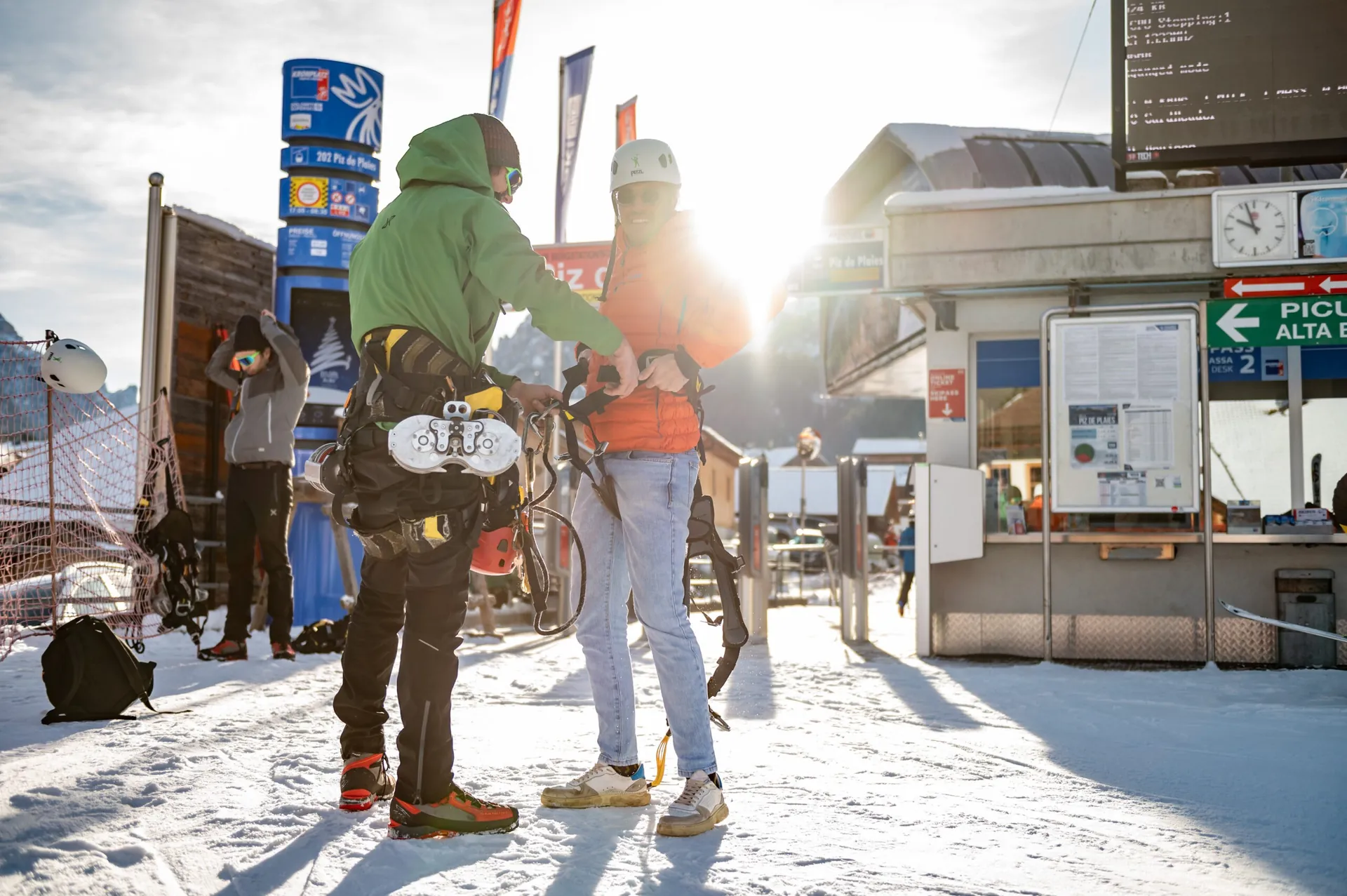 Preparazione dei partecipanti alla stazione sciistica in inverno