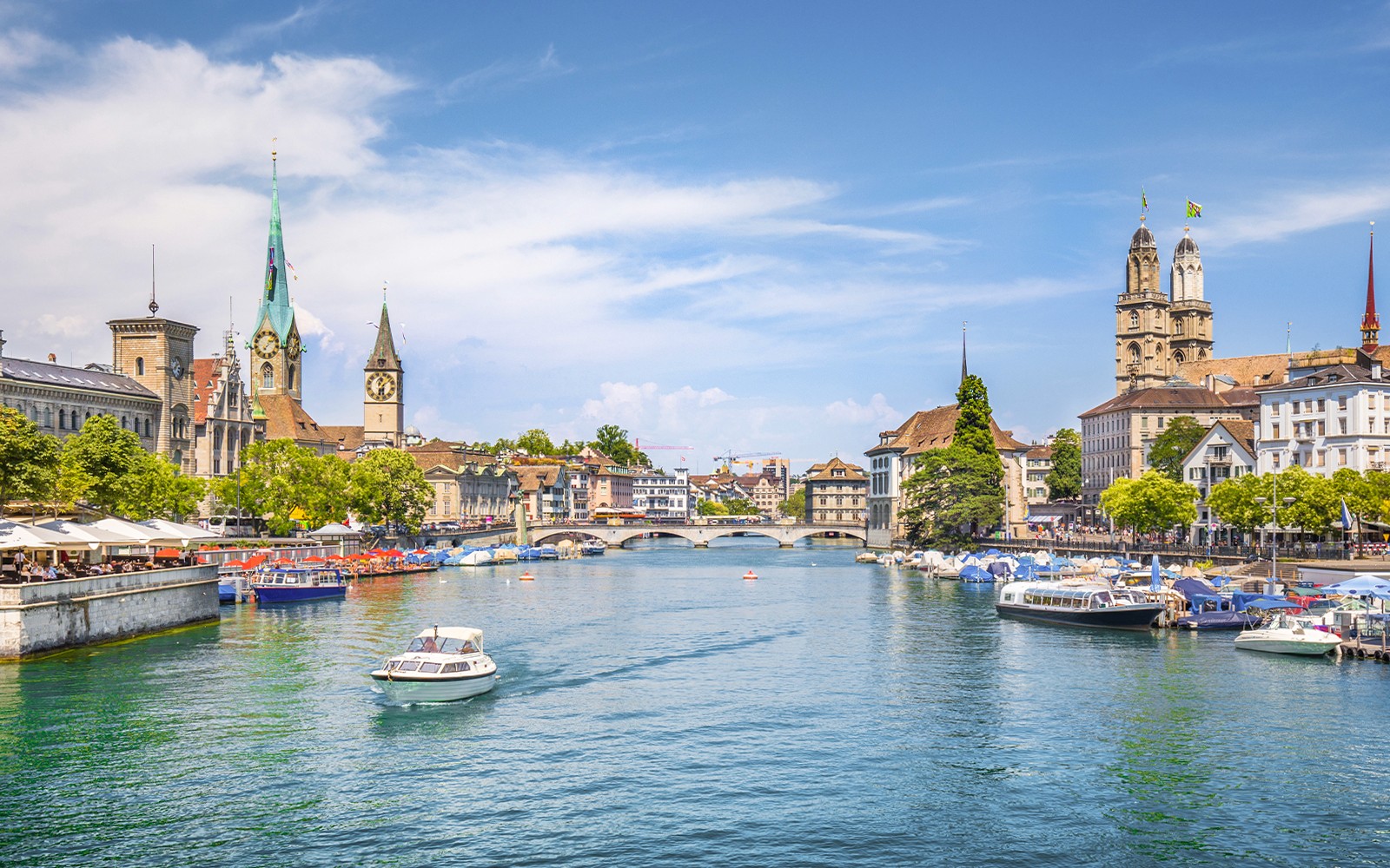 Zürichs stadskärna med Limmatfloden, historiska byggnader och båtar, Schweiz.