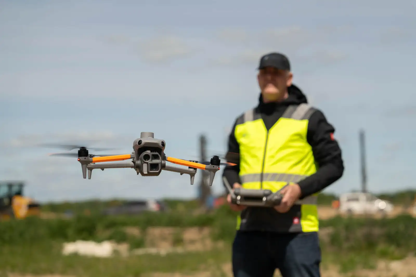 Zwei Brömer Mitartbeiter beim spielen am Kickertisch