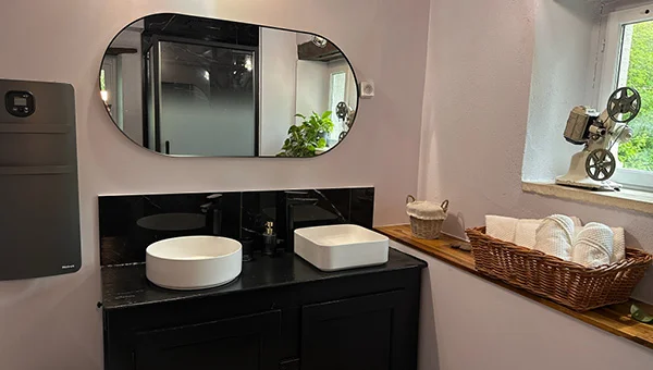 Salle de bain moderne du gîte La Tuilerie du Cinéaste