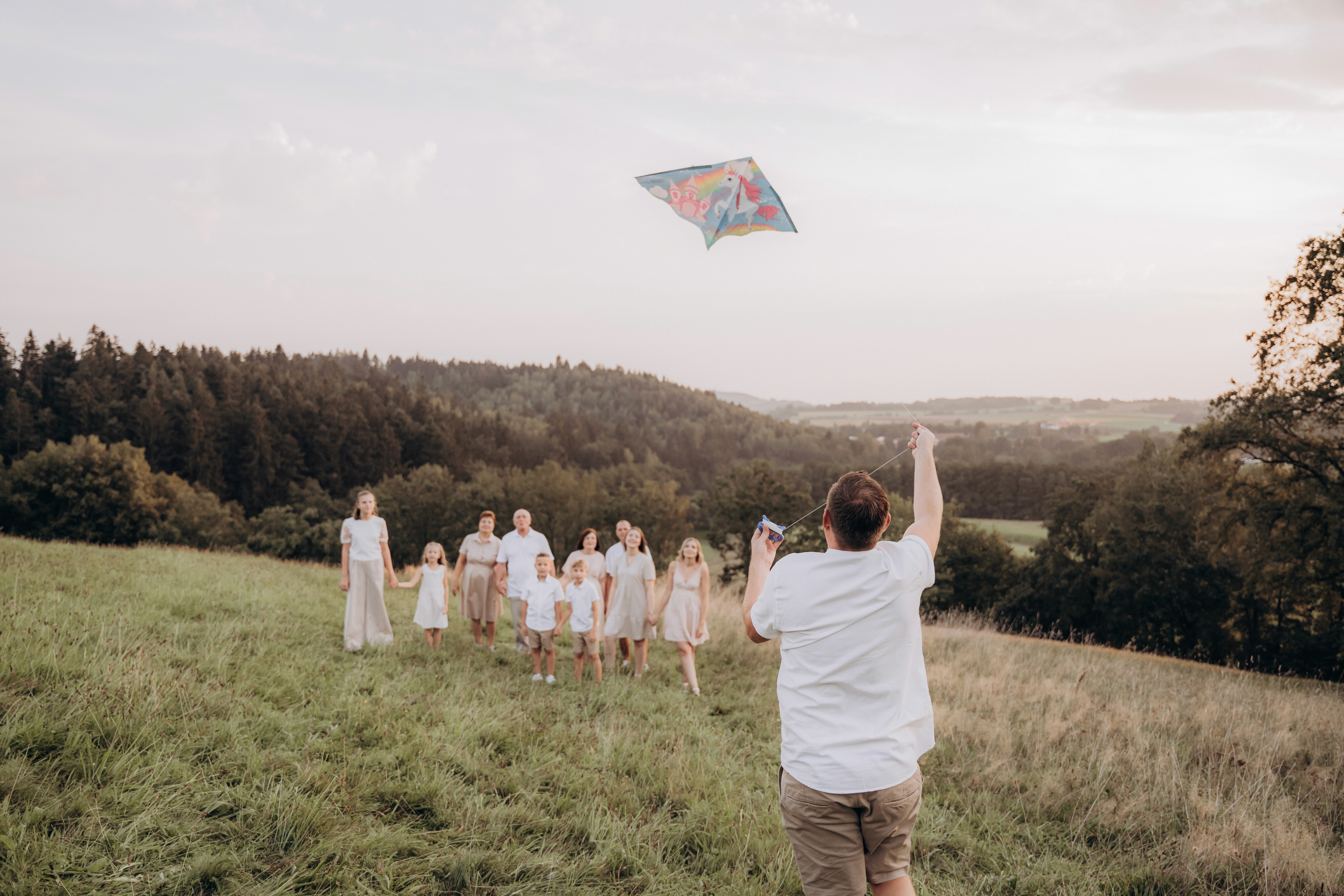 Großfamilien Fotoshooting in Bogen, Niederbayern – Familie mit Kindern im Grünen bei natürlicher Fotografie.