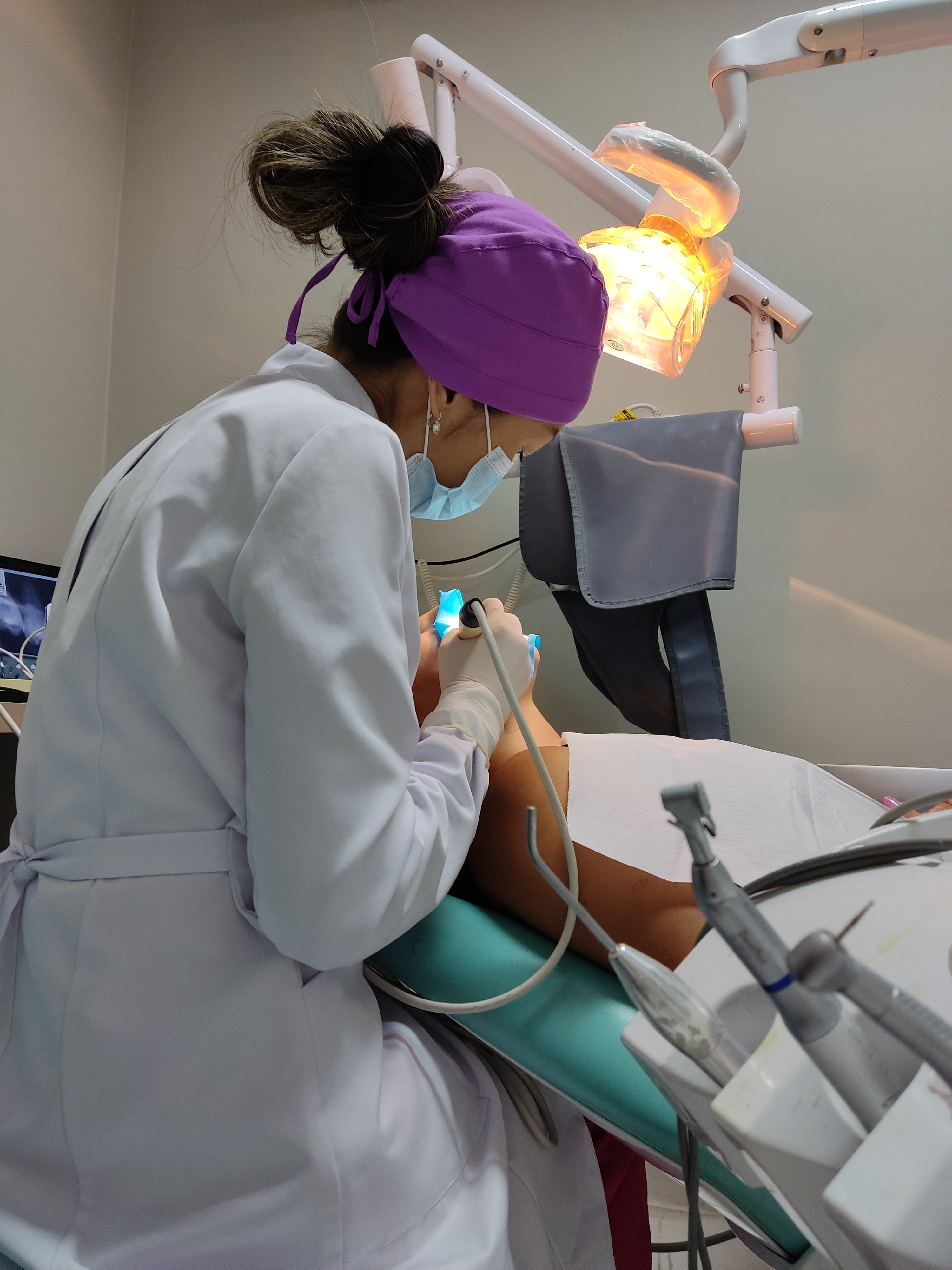 Dentista Alessandra avaliando um paciente de endodontia.