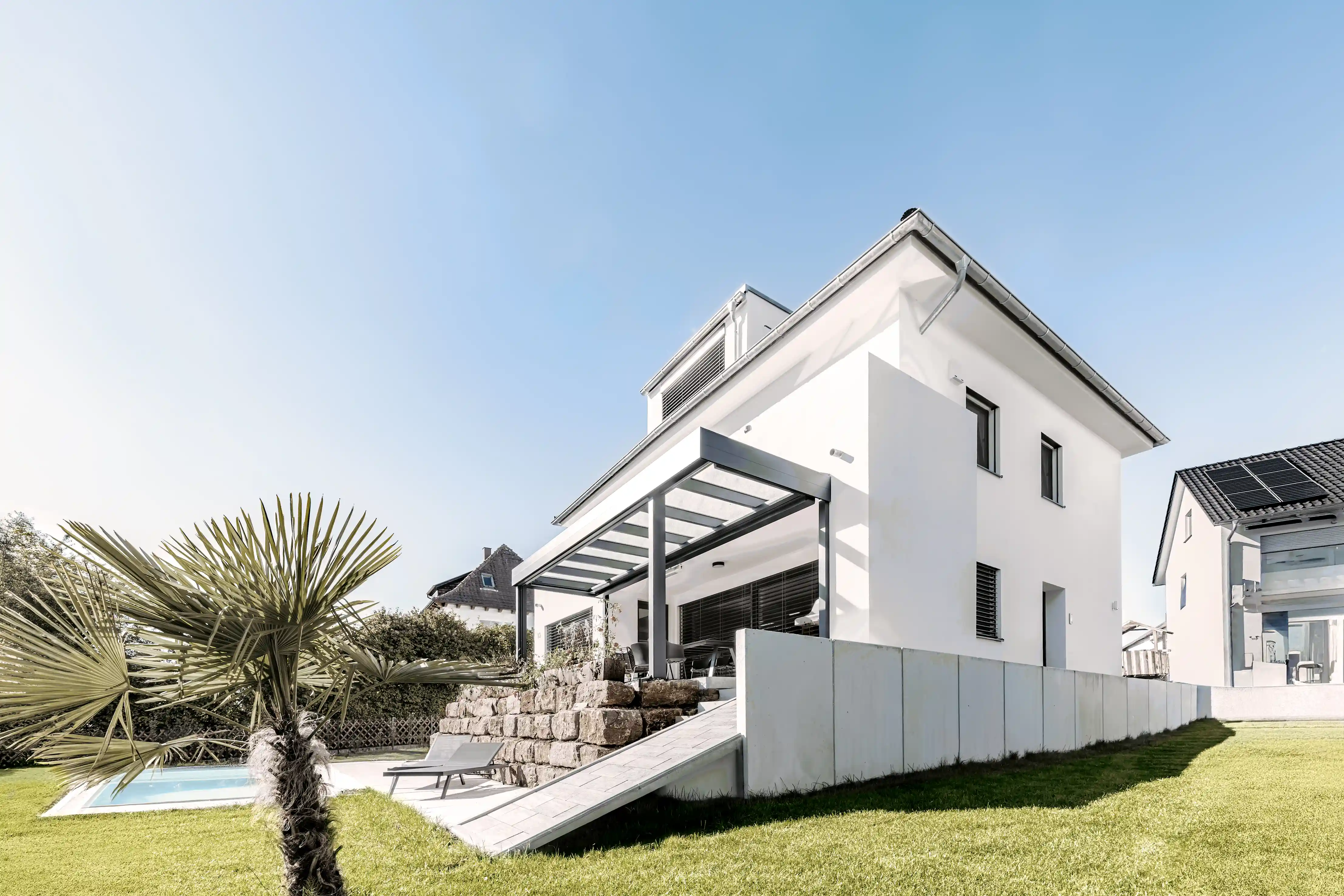 Highlightshot der kubischen Terrassenüberdachung mit Pool vorne