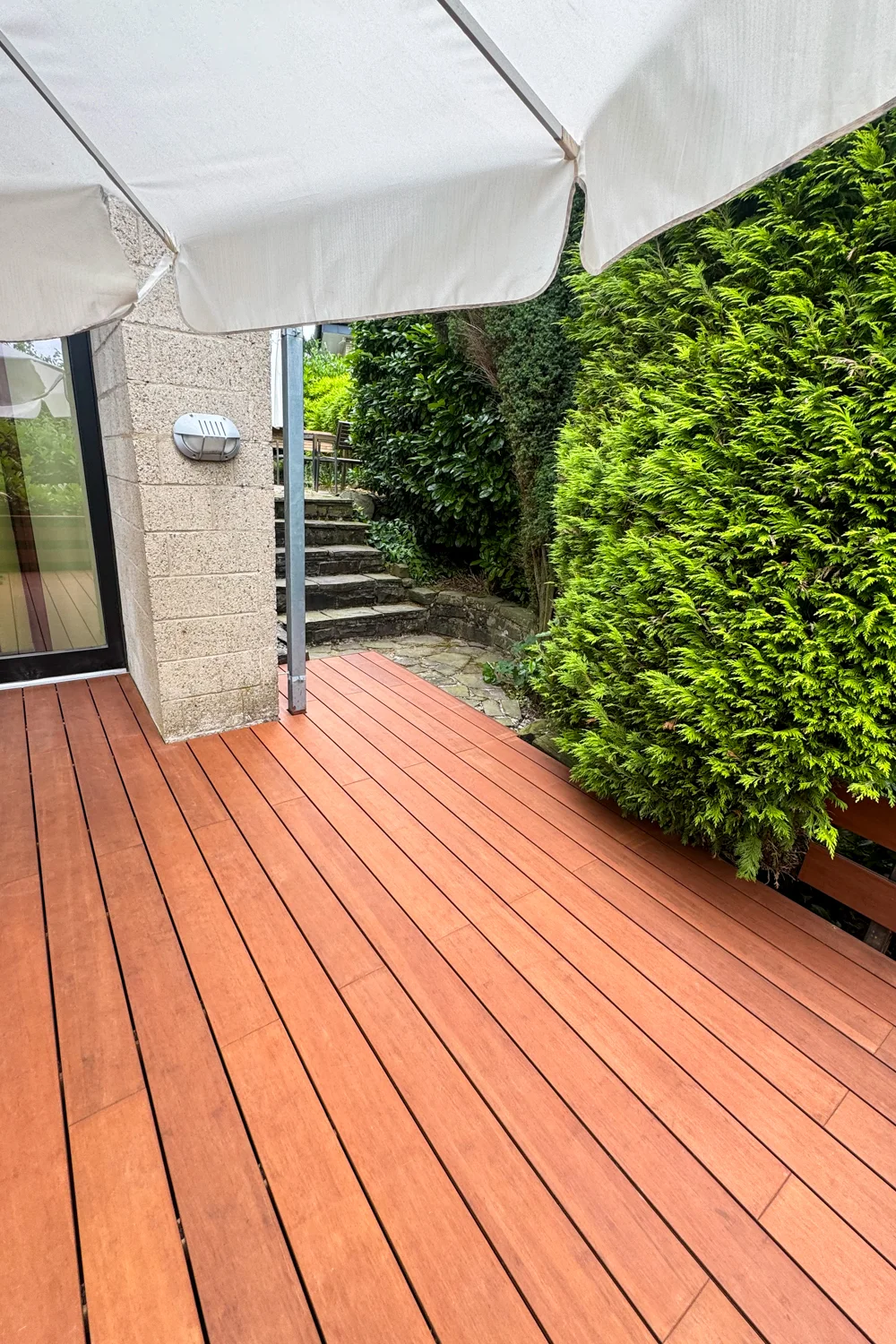 Große Holzterrasse mit Überdachung